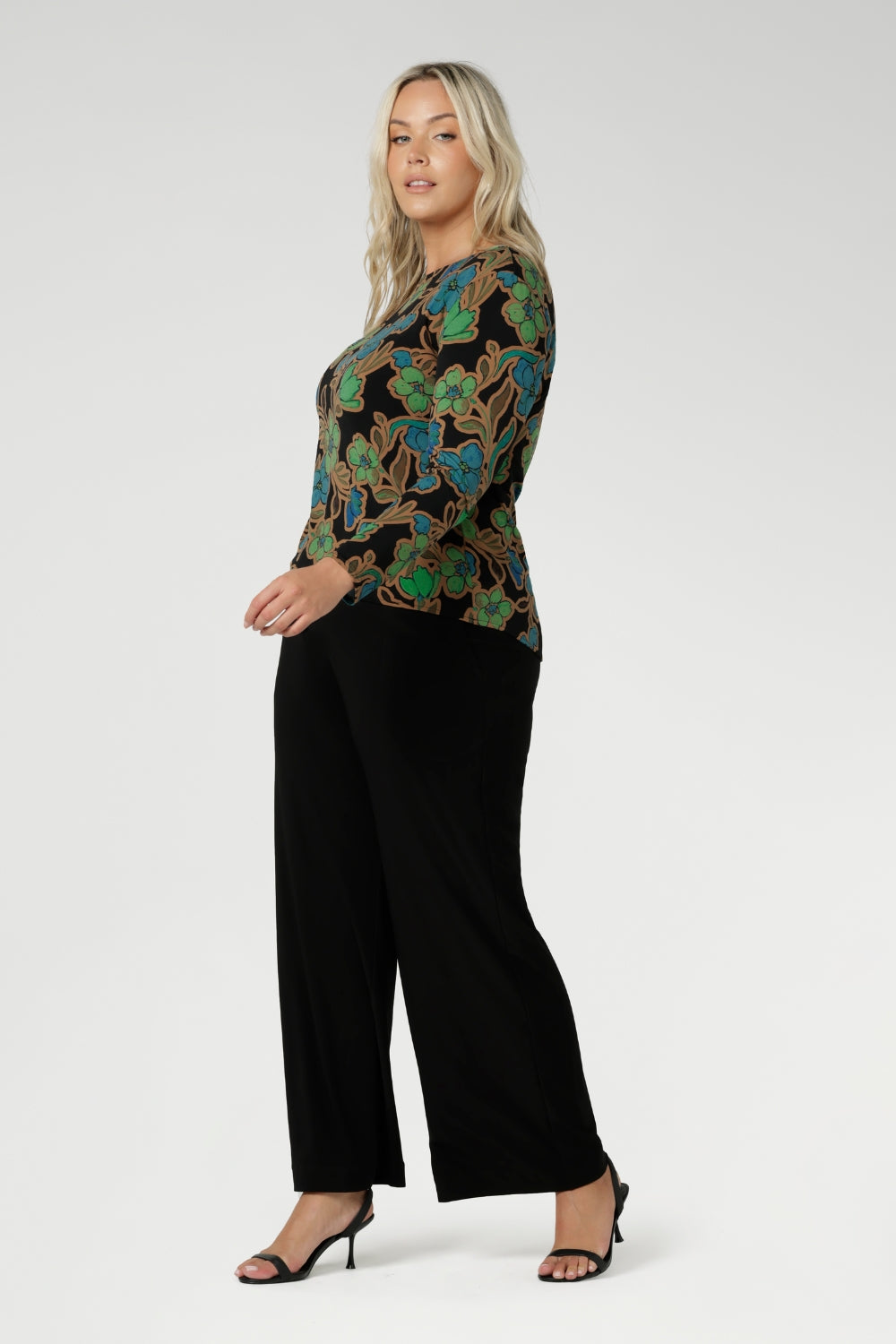 The long sleeves provide added warmth, while the straight hemline at the front and curved hemline at the back, which sits longer, give it a modern touch.