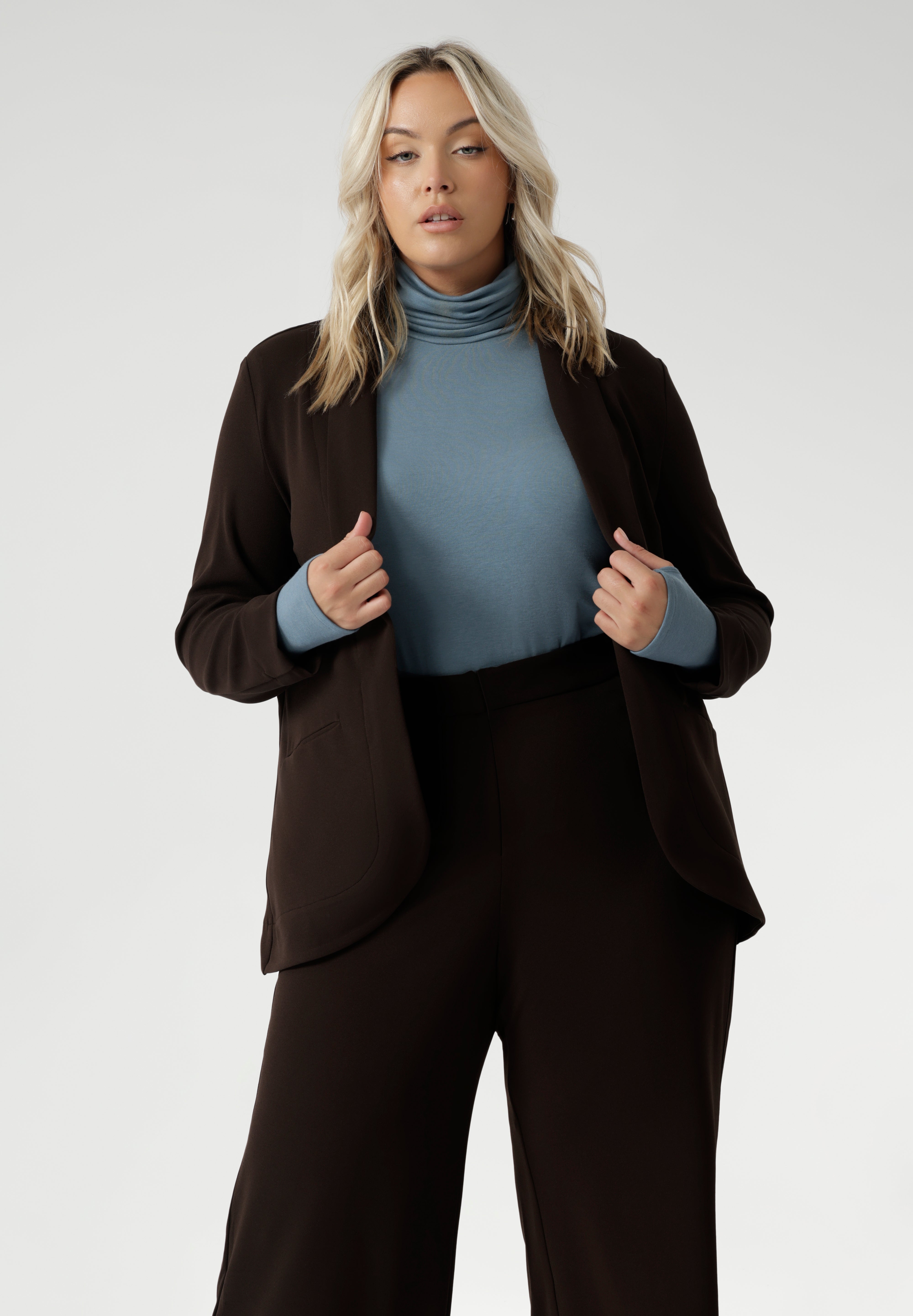 A standout detail is the double-ended zip front, allowing you to customise your look with endless styling possibilities—from fully zipped for a clean finish to partially open for a more relaxed edge. Back side panels enhance the fit. Plus size friendly workwear collections, Australia Made.