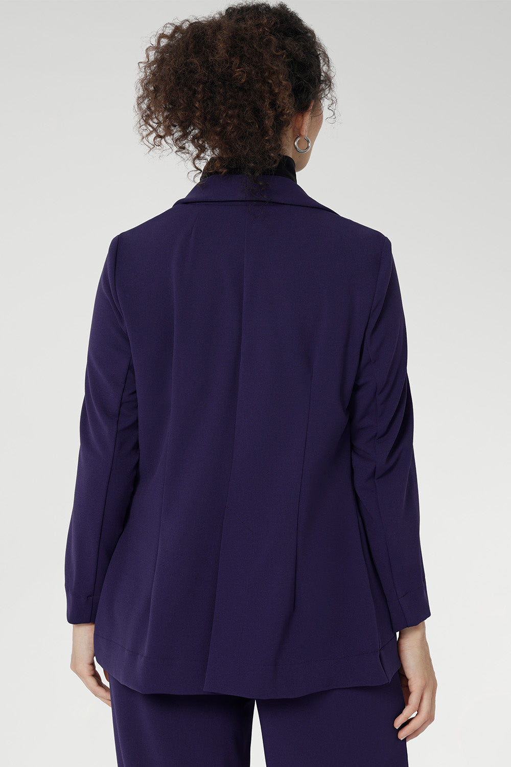 This expertly tailored jacket delivers timeless sophistication with a contemporary edge, featuring a sharp tuxedo-style shawl collar, a button-up front, and full-length sleeves with foldable cuffs for versatile styling.