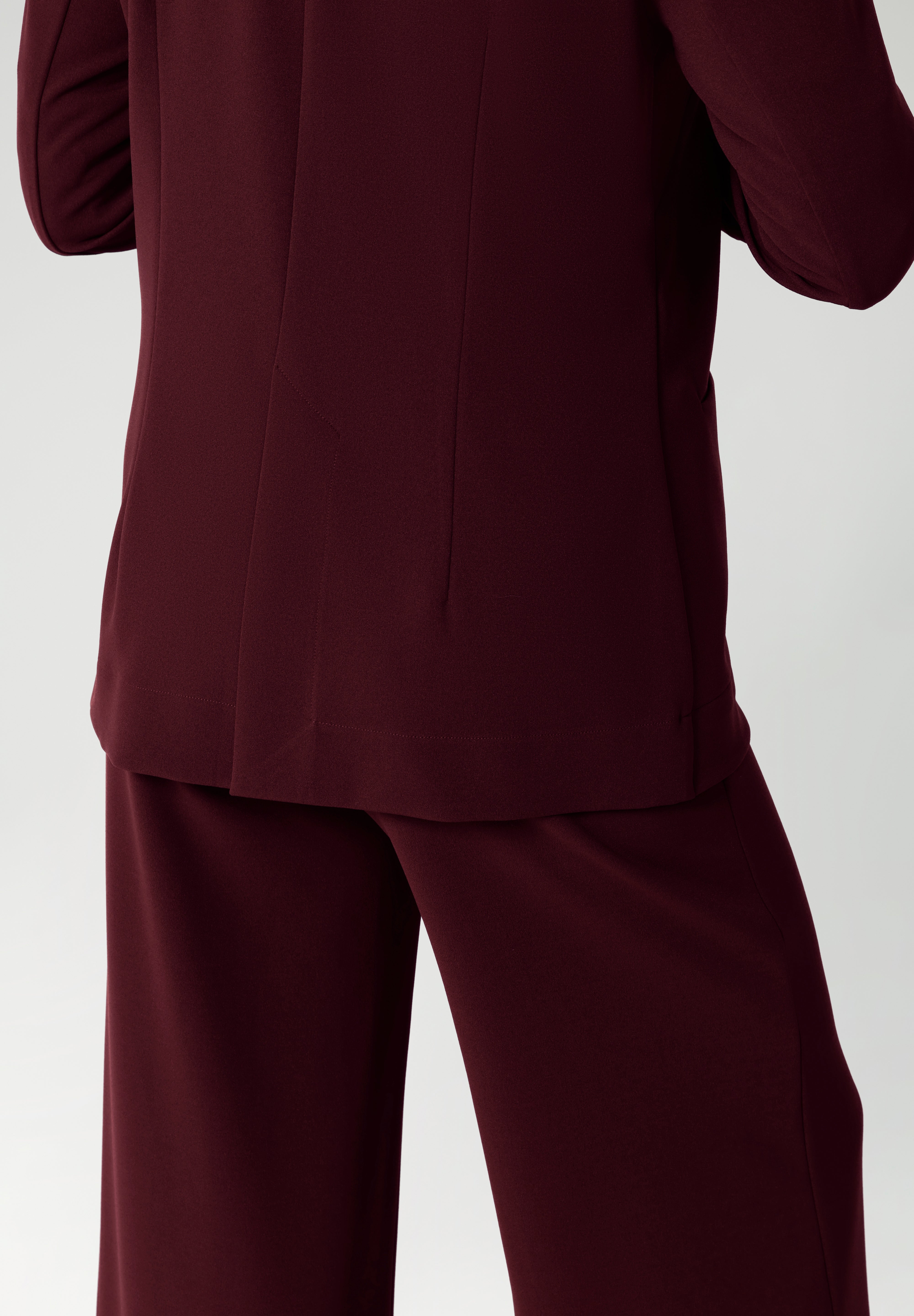 The half buggy lining enhances the blazer's quality, providing smoothness and comfort inside, making it perfect for both professional and day-to-day wear. Pair with other garments from the soft suiting collection for the perfect suiting ensemble.