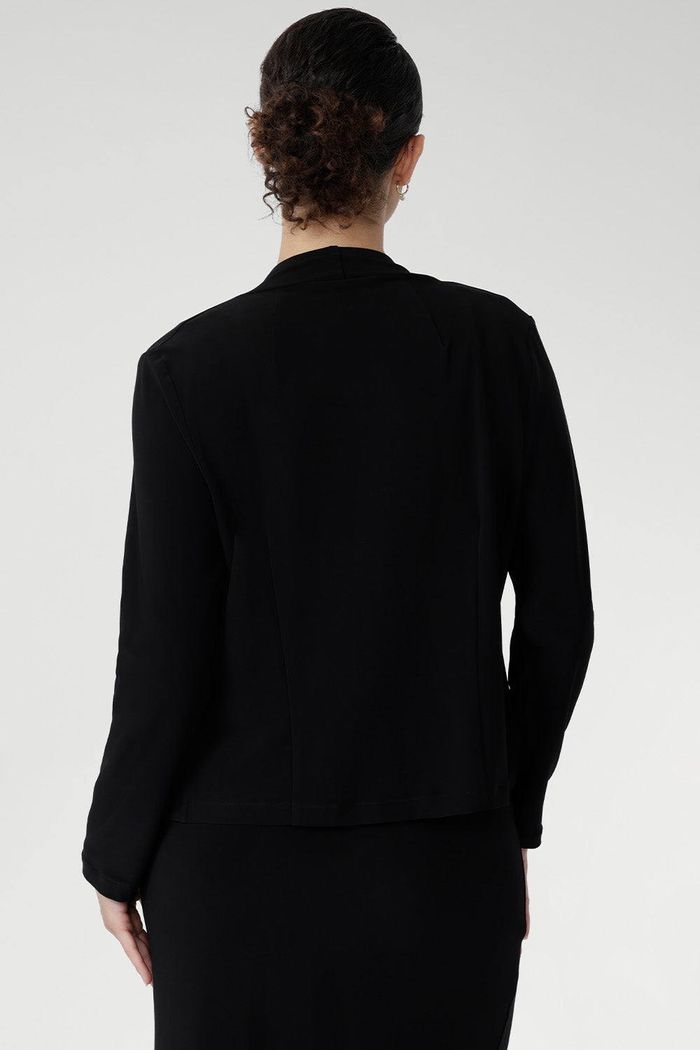 Crafted from our premium heavy-weight dry touch stretch jersey, Mikey is a jacket-like cardigan, softly tailored with an open, waterfall front, offering a chic, sophisticated look that transitions you seamlessly from work to after-hours events.