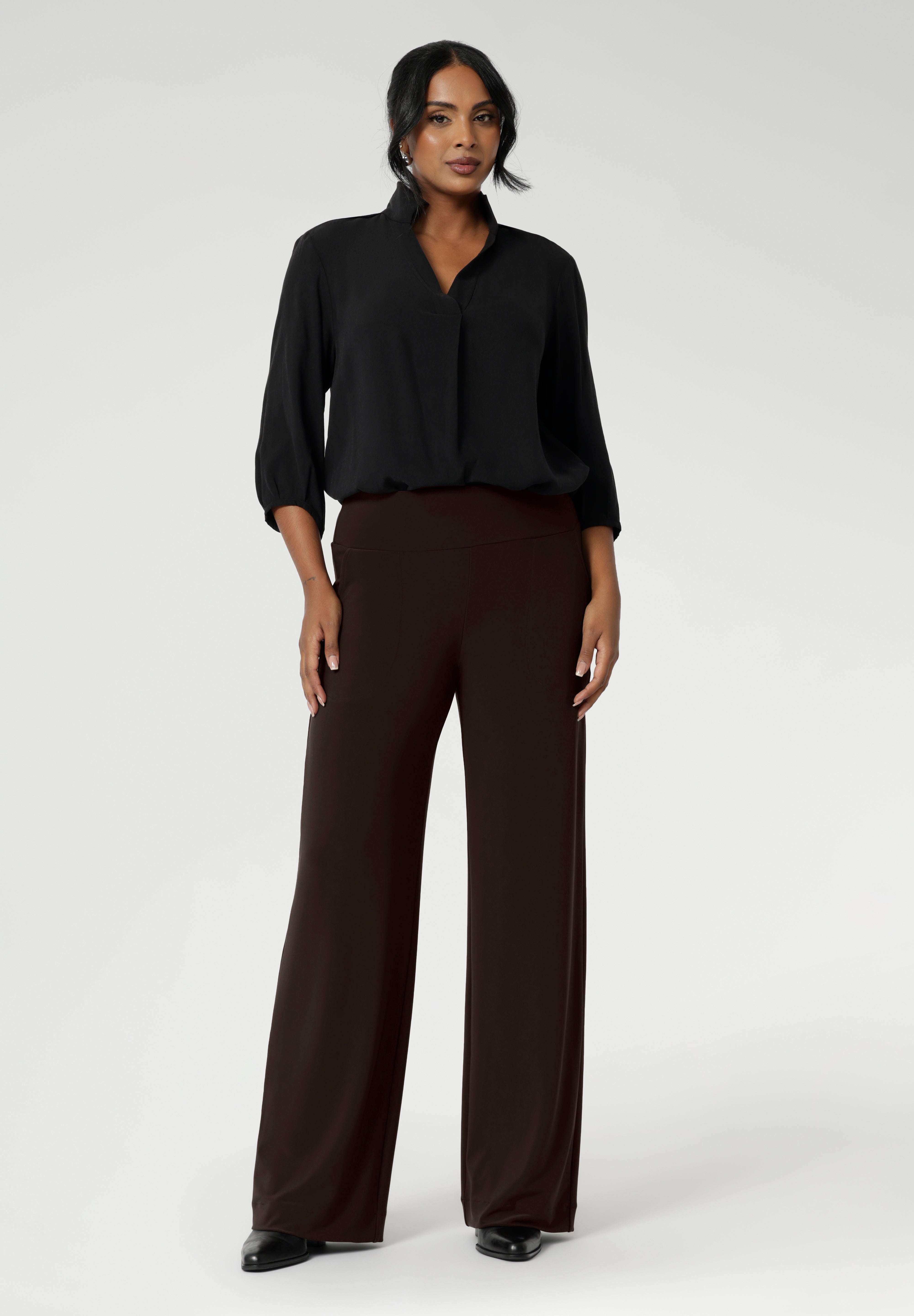 The Monroe Pant is made from a heavyweight dry-touch jersey fabric with a soft stretch. It features a pull-on design and is available in three lengths. The pant includes a deep, double-layer waistband, side pockets with topstitching detail, a straight-leg cut, and a deep hem for added structure.
