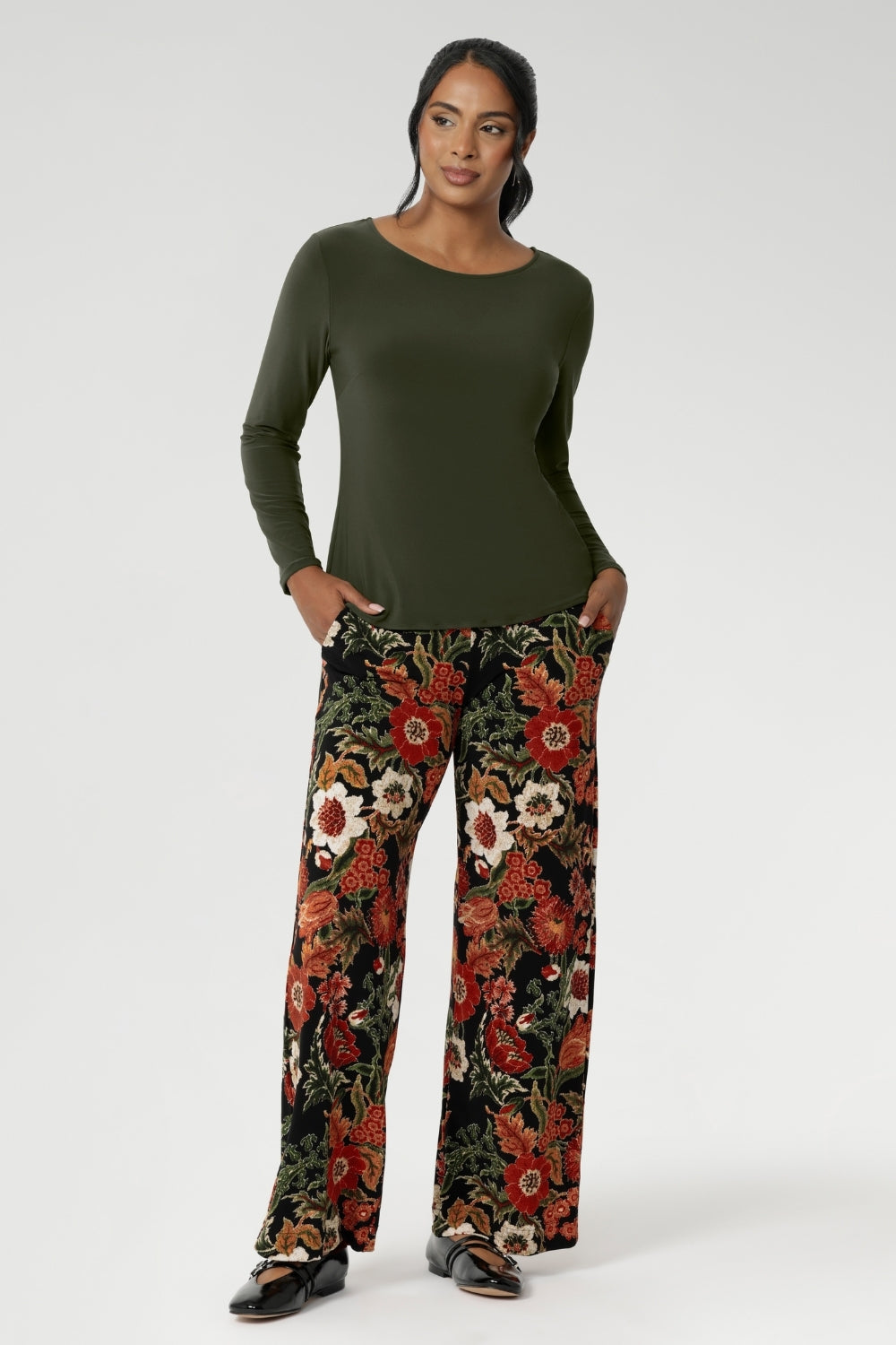 Whether you're dressing for the office or creating casual weekend looks, the Monroe Pant effortlessly transitions from work to play with ease. Made in Australia, these pants combine sophistication and practicality, ensuring you look chic and feel comfortable all day long. Find your ideal fit with the Monroe Pant and elevate your wardrobe with this timeless piece.