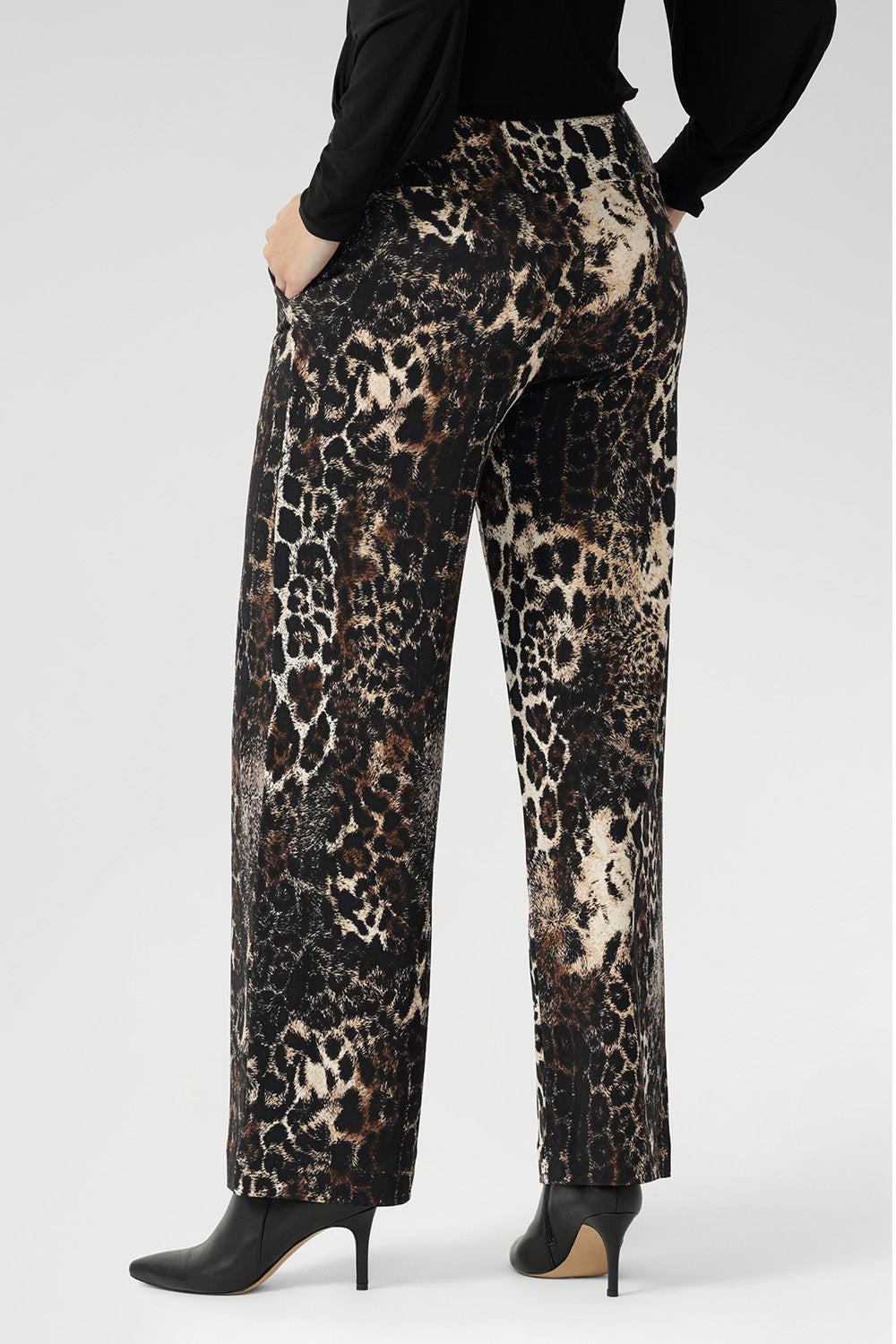 Monroe pants features a deep, double-layer waistband for added support and ease, along with side pockets enhanced by subtle top stitching for a polished finish.