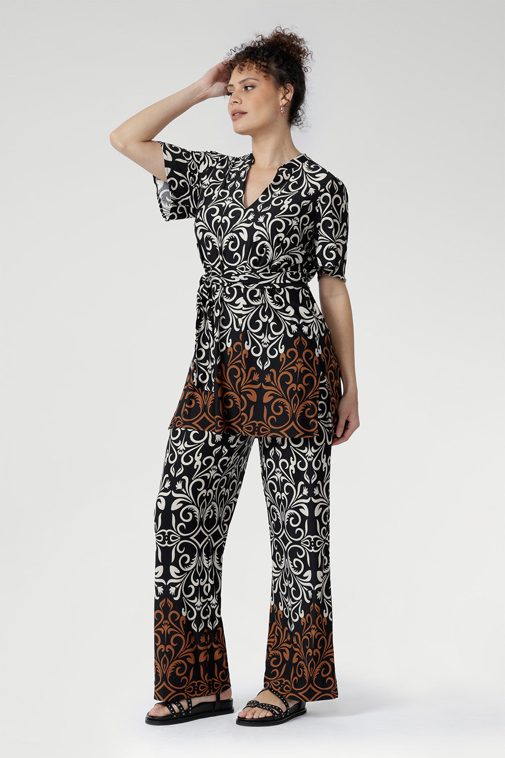 Crafted from our signature deluxe slinky jersey, our best-selling Monroe Pant offers the perfect balance of versatility and sophistication. Size 10 woman wears her