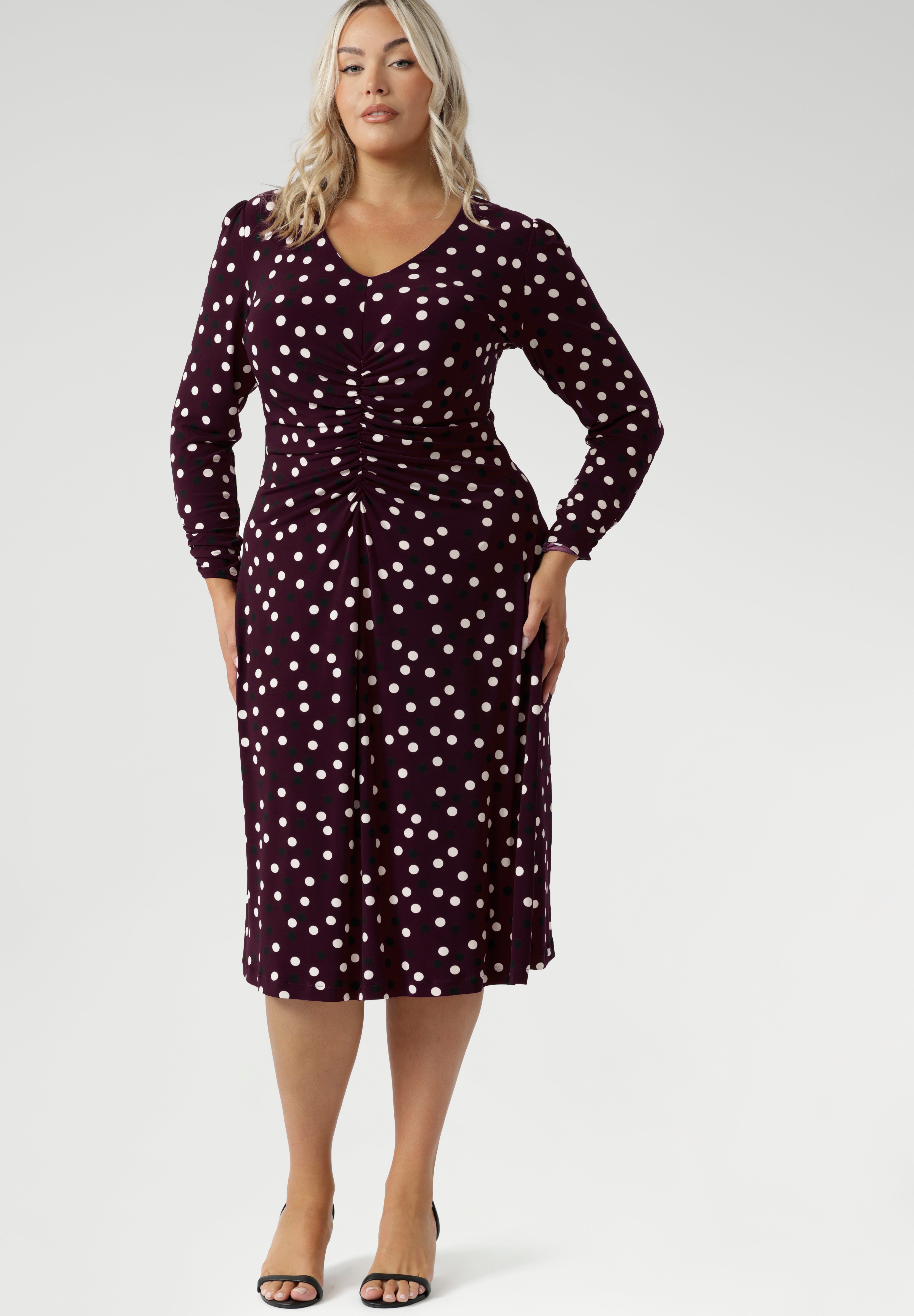 The Nadine Dress is a standout choice in Australian women’s workwear, offering a flattering silhouette and all-day comfort in one elegant design. Available in size 8-24 for plus size & petite women of Australia and New Zealand.