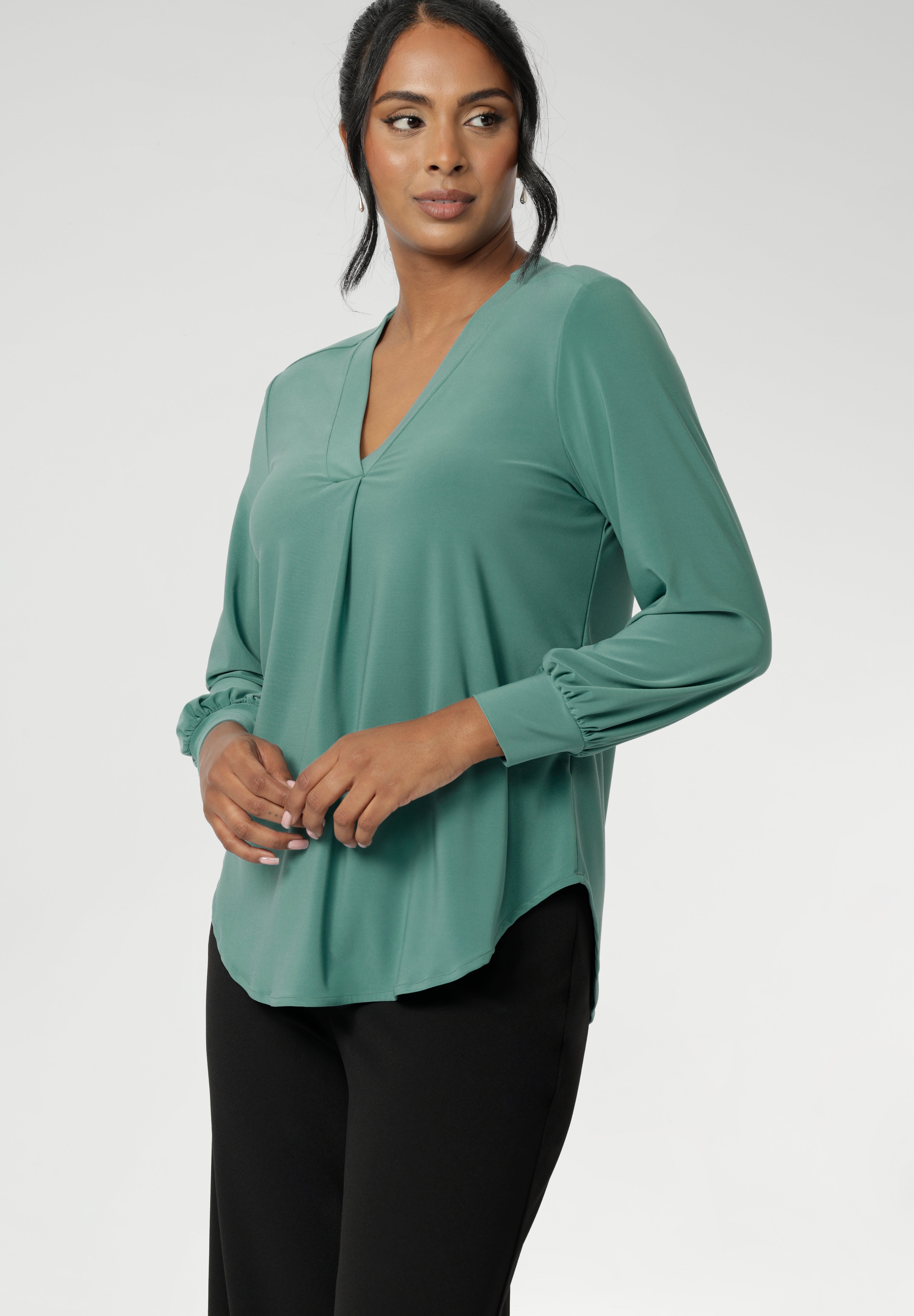 The Paeton Top in Menthol brings a fresh pop of colour to your wardrobe, blending everyday comfort with elevated style. Crafted from premium soft-touch jersey fabric with gentle stretch, this women's top offers a relaxed fit that drapes beautifully on the body.