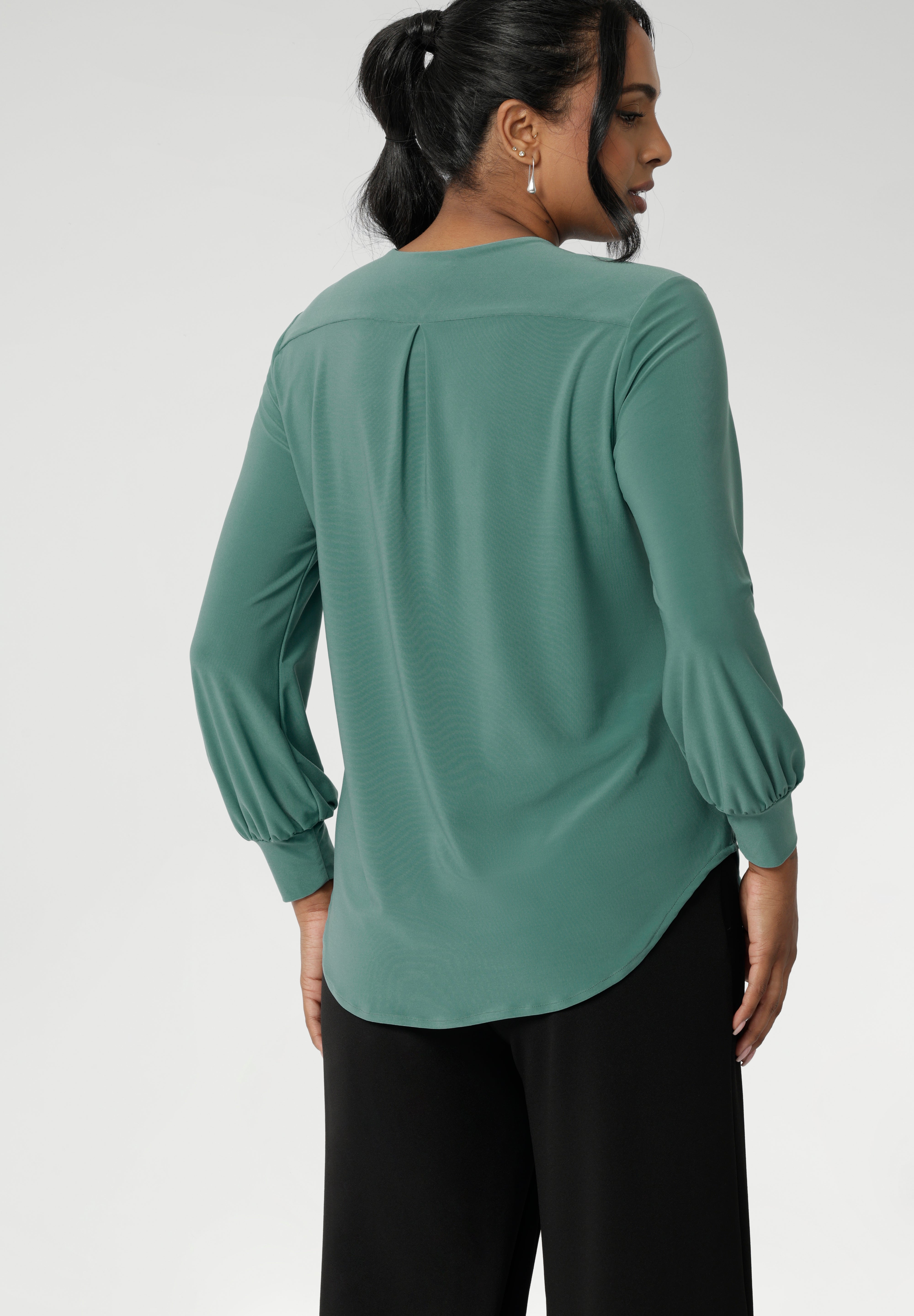 For a more defined shape, simply size down. Perfect for layering under jackets, blazers, or coats. Paeton is a versatile piece that transitions effortlessly through the seasons. Available in sizes 8 to 24, it’s a must-have for chic, comfortable dressing and winter layering.