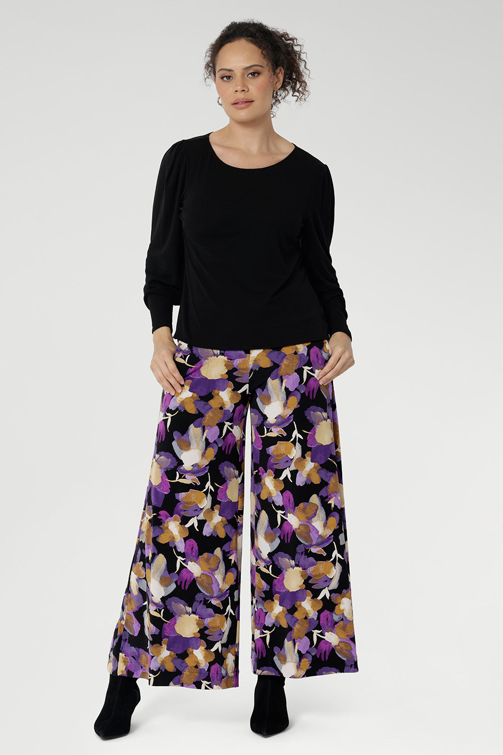 Designed with a pull-on style and a supportive double-layer waistband, the Presley Pant offers a flattering fit with all-day comfort. Side pockets with refined topstitching details add a touch of practicality without sacrificing style.