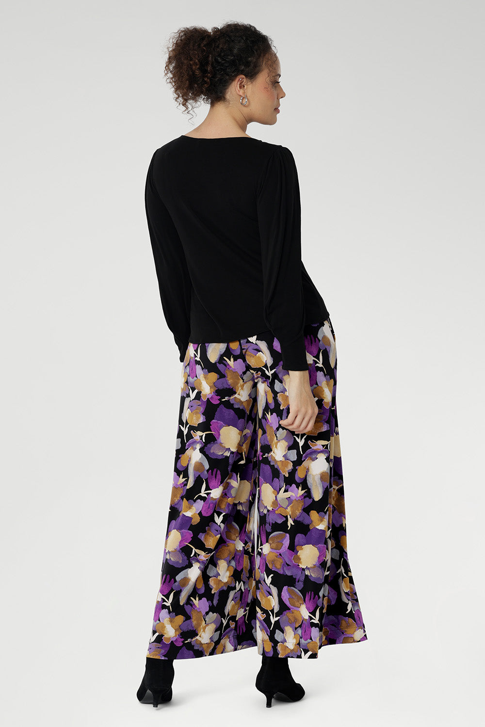 Side pockets with refined topstitching details add a touch of practicality without sacrificing style.