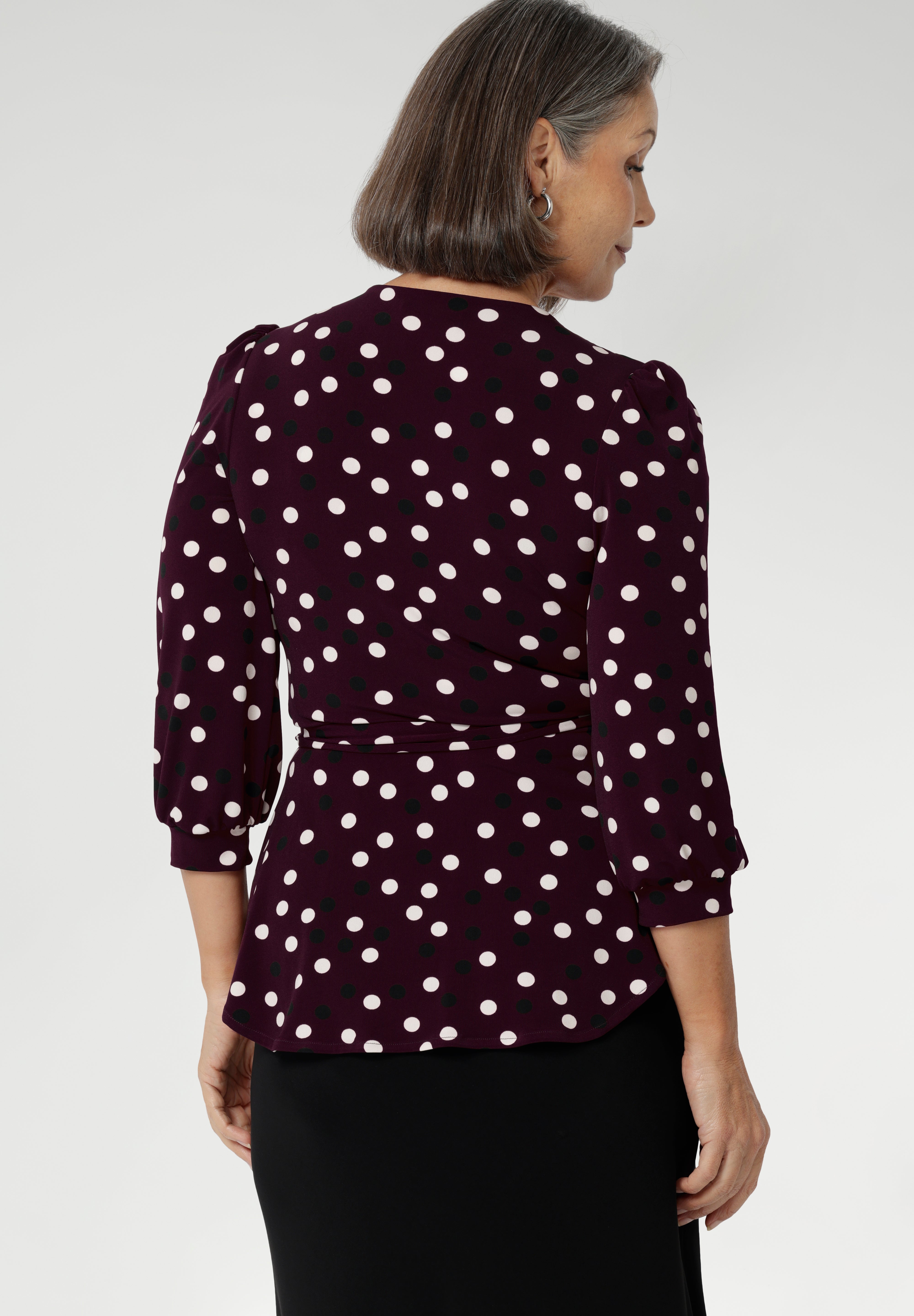 Designed to be worn untucked, it pairs perfectly with your favourite pants or skirt—no adjustments needed. Whether for work or weekend wear, Tristan combines everyday ease with effortless sophistication. Available in sizes 8-24.