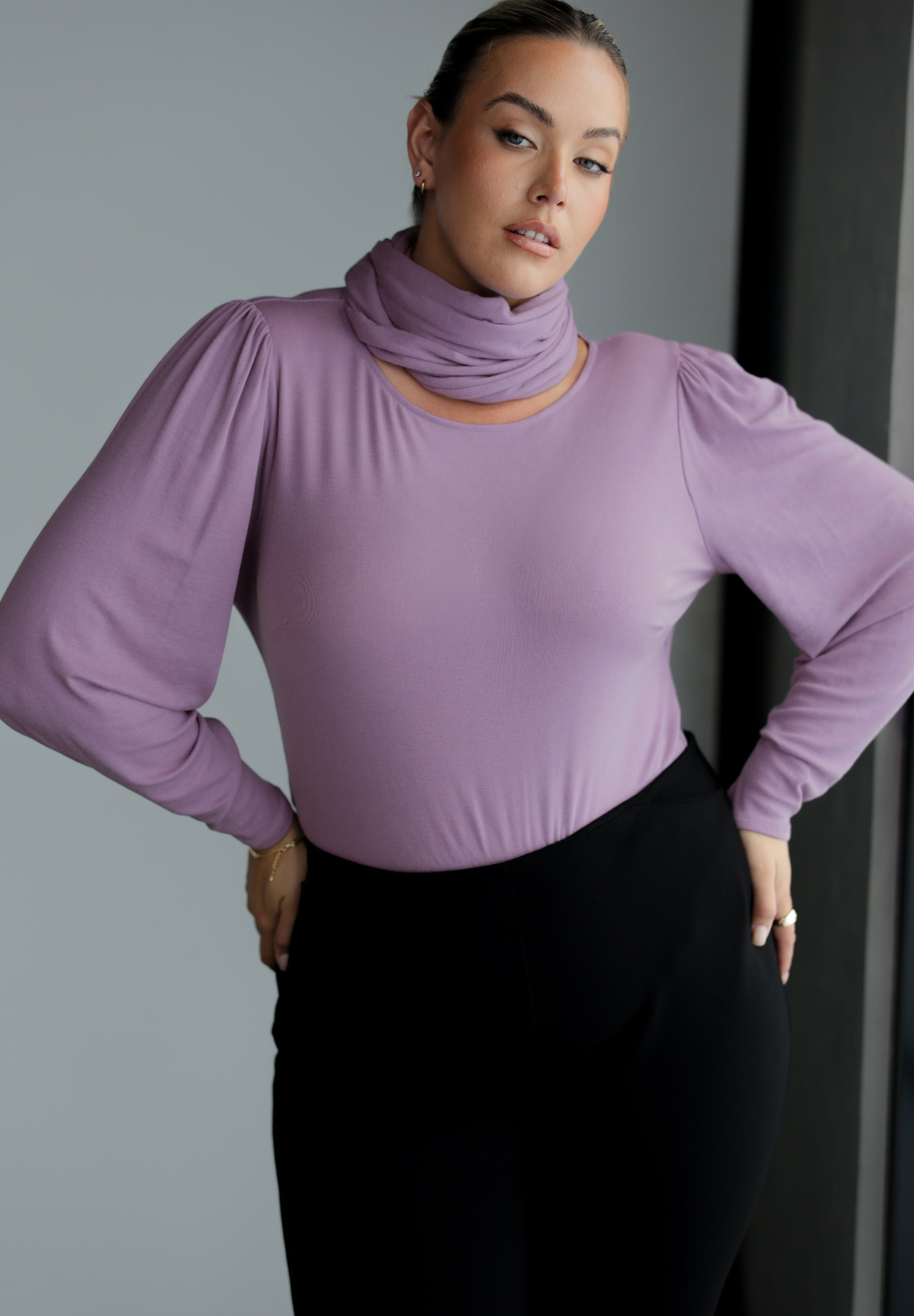 Zara knit top in soft lilac brings a fresh, elegant tone to your autumn and winter wardrobe. Designed for both style and comfort, it features a flattering boat neckline and full-length bellow sleeves with delicate gathers at the shoulders and refined darts at the wrists, creating subtle volume that layers beautifully under coats and jackets.