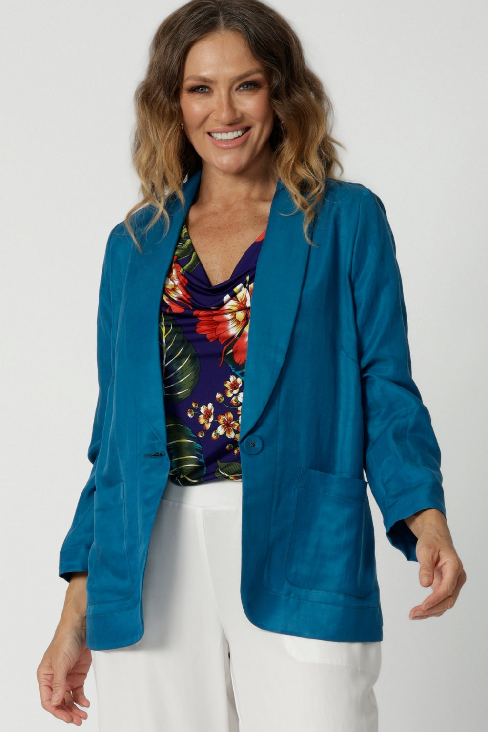 Teal blazer is made from breathable, lightweight linen fabric, making them an ideal choice for travel. Crafted in Australia for woman in Australia and New Zealand. Light weight blazer combines style and comfort. Travel ready piece pairs back with white Connor Pant. Shop sizes 8-24 at clothing brand Leina & Fleur.