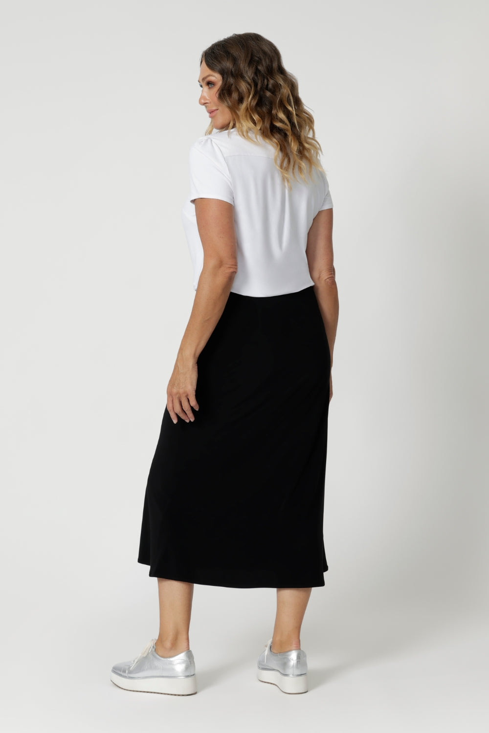 Ideal for travel, this skirt is both lightweight and wrinkle-resistant, making it the perfect holiday companion. Whether you're exploring new destinations or simply heading out for a day of errands, it offers the perfect balance of style and practicality. Easy care skirt is perfect for work, travel or elevated dressing.