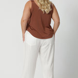 Back view of curvy size 18 L&F model wears white casual pant. Pull-on style pant is made of easy care lyocell fabric that is comfortable for your everyday wardrobe. Shop these wide leg pants in sizes 8 to 24. Leina & Fleur actively stocks petite and plus sizes on their website. 