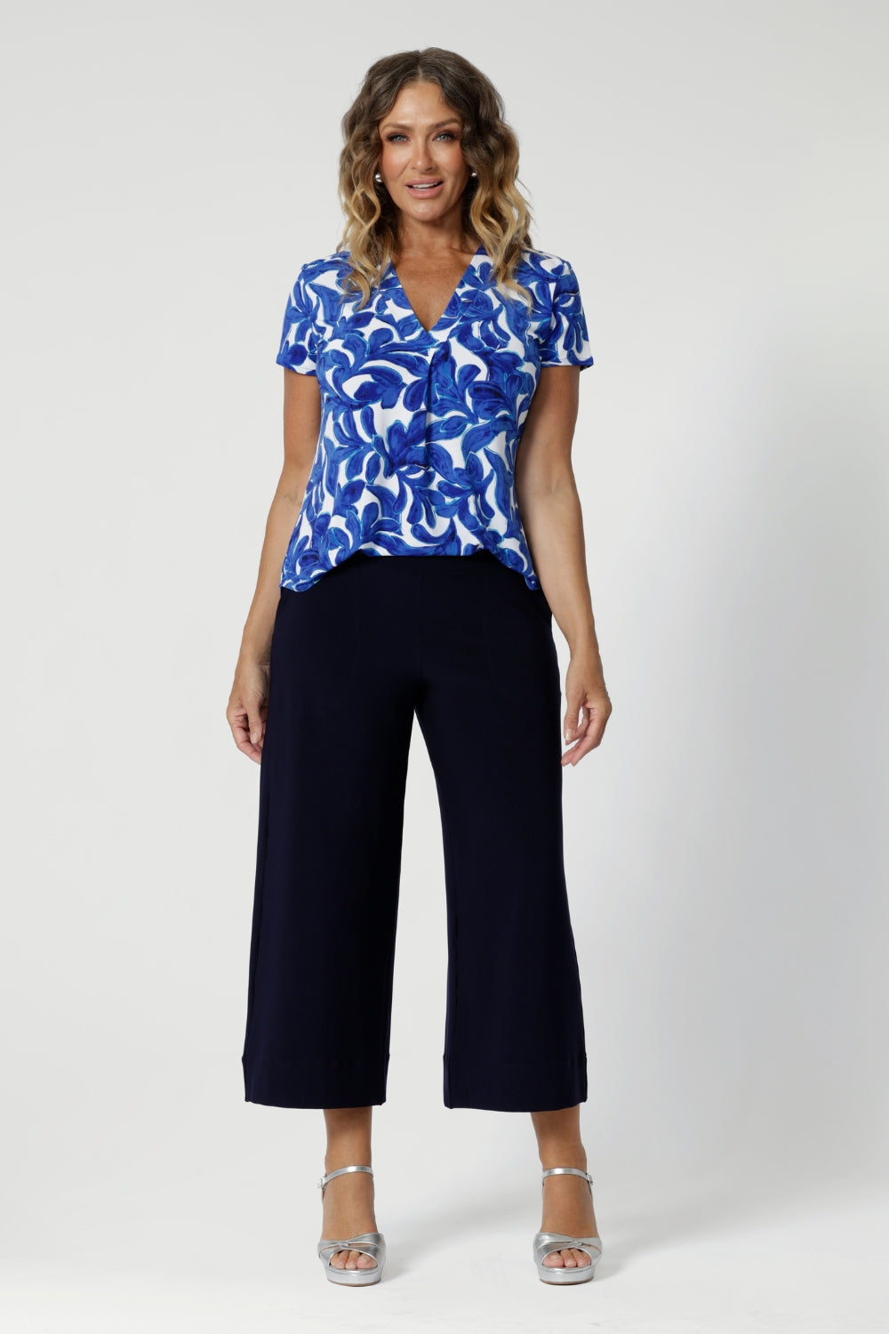 This size 12 women’s printed top is the perfect addition to your summer wardrobe, combining effortless style with all-day comfort. Made from a bright cobalt fabric featuring delicate white leaf details, it offers a refreshing tropical vibe that’s both eye-catching and laid-back.