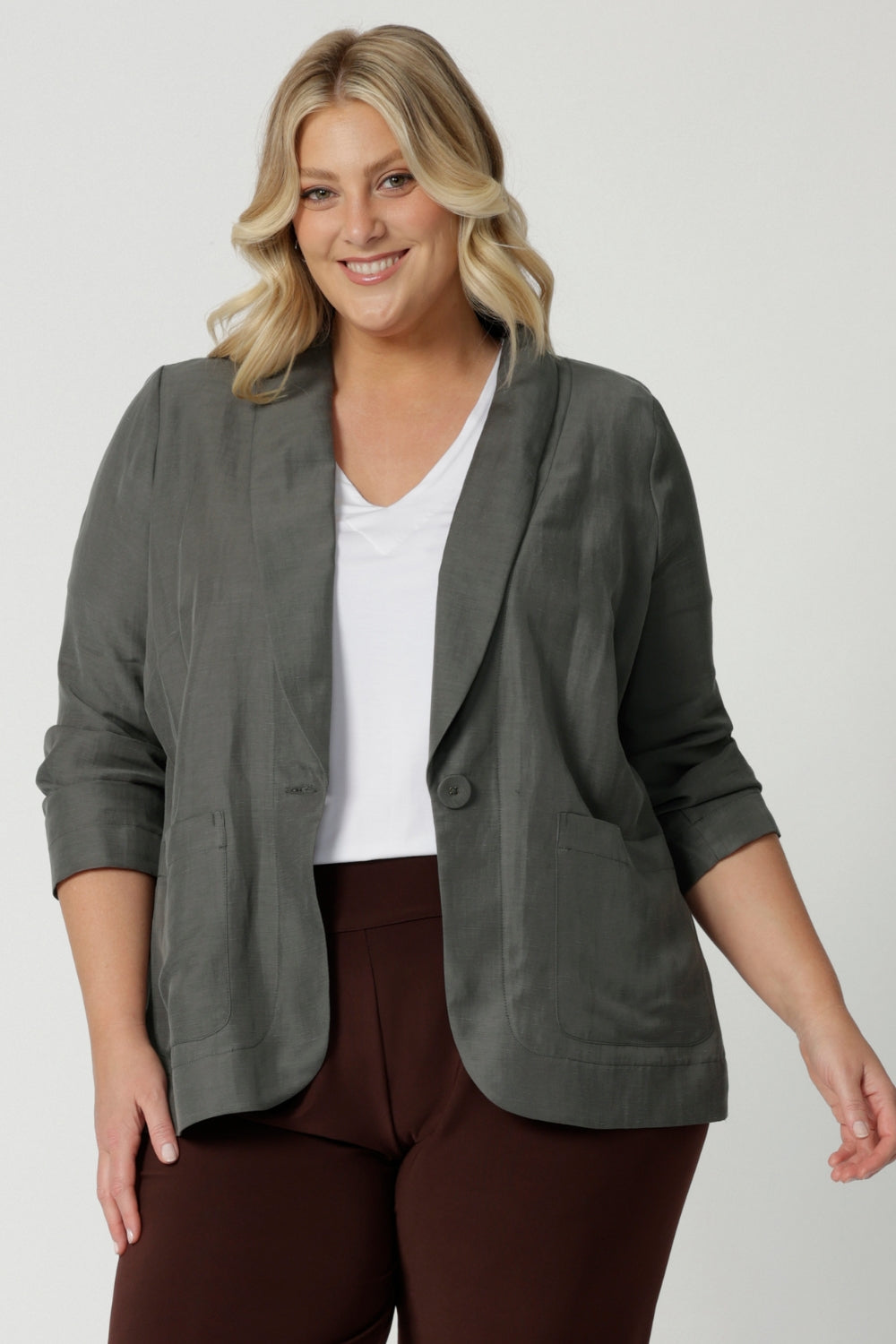 Linen blend blazer pictured on plus sized woman is the perfect summer jacket for travel. Designed with breathability in mind this light weight blazer is made with linen, tencel and cupro fabric. Fashion brand Leina & Fluer stock sizes 8-24 in this fern coloured blazer.