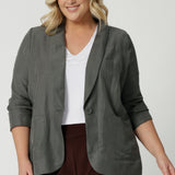 Linen blend blazer pictured on plus sized woman is the perfect summer jacket for travel. Designed with breathability in mind this light weight blazer is made with linen, tencel and cupro fabric. Fashion brand Leina & Fluer stock sizes 8-24 in this fern coloured blazer.