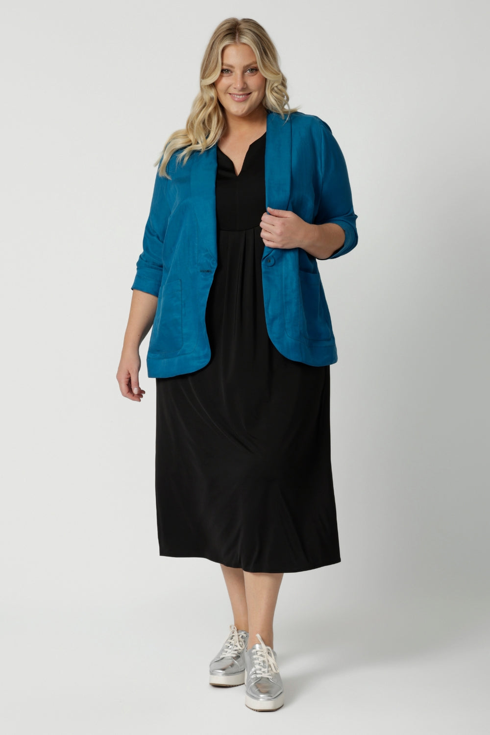 Plus sized model wears summer ready blazer in colour teal. Breathable fabric used to create blazer is a mix of linen, tencel and cuppro. Leina & Fleur is a womans clothing brand that stocks sizes from 8-24. Shop this light weight blazer in petite sizes and plus sizes. 