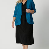 Plus sized model wears summer ready blazer in colour teal. Breathable fabric used to create blazer is a mix of linen, tencel and cuppro. Leina & Fleur is a womans clothing brand that stocks sizes from 8-24. Shop this light weight blazer in petite sizes and plus sizes. 