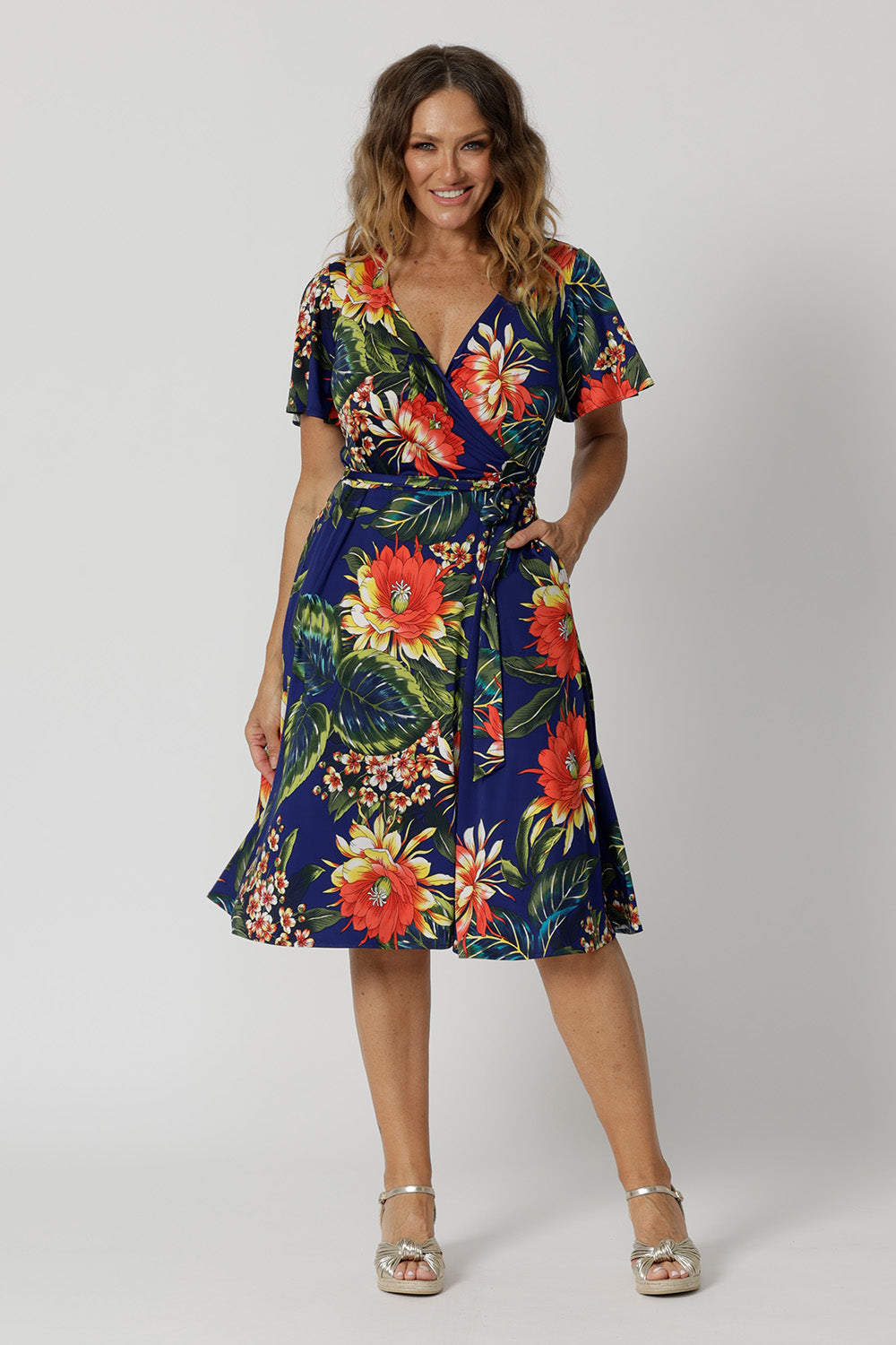 The Maggie Knee Length Dress in Bahagia is perfect for cruise holidays and resort style. This wrap dress style is crafted with quality and local craftsmanship. This floral jersey fabric is easy-care and crease-resistant. Leina & Fleur stock sizes in sizes 8 to 24. Shop wrap dresses online.