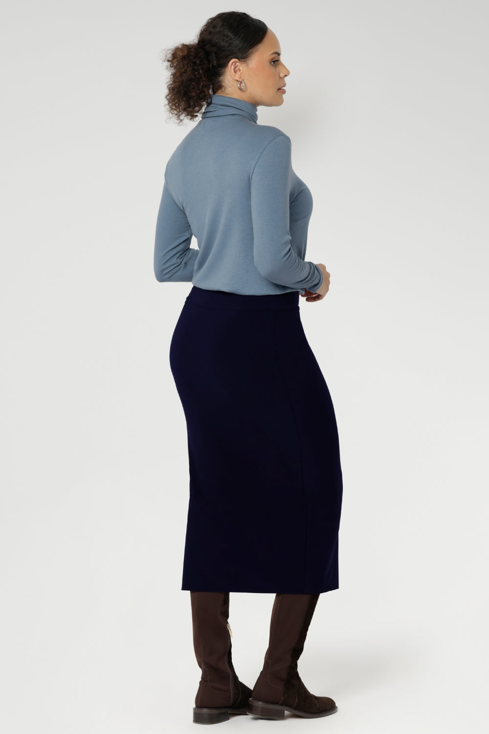 Elevate your wardrobe with the sophisticated Andi Midi Skirt in Navy, designed to keep you both work- and event-ready. Crafted from a navy dry-touch jersey fabric, this skirt offers a soft stretch for all-day comfort.