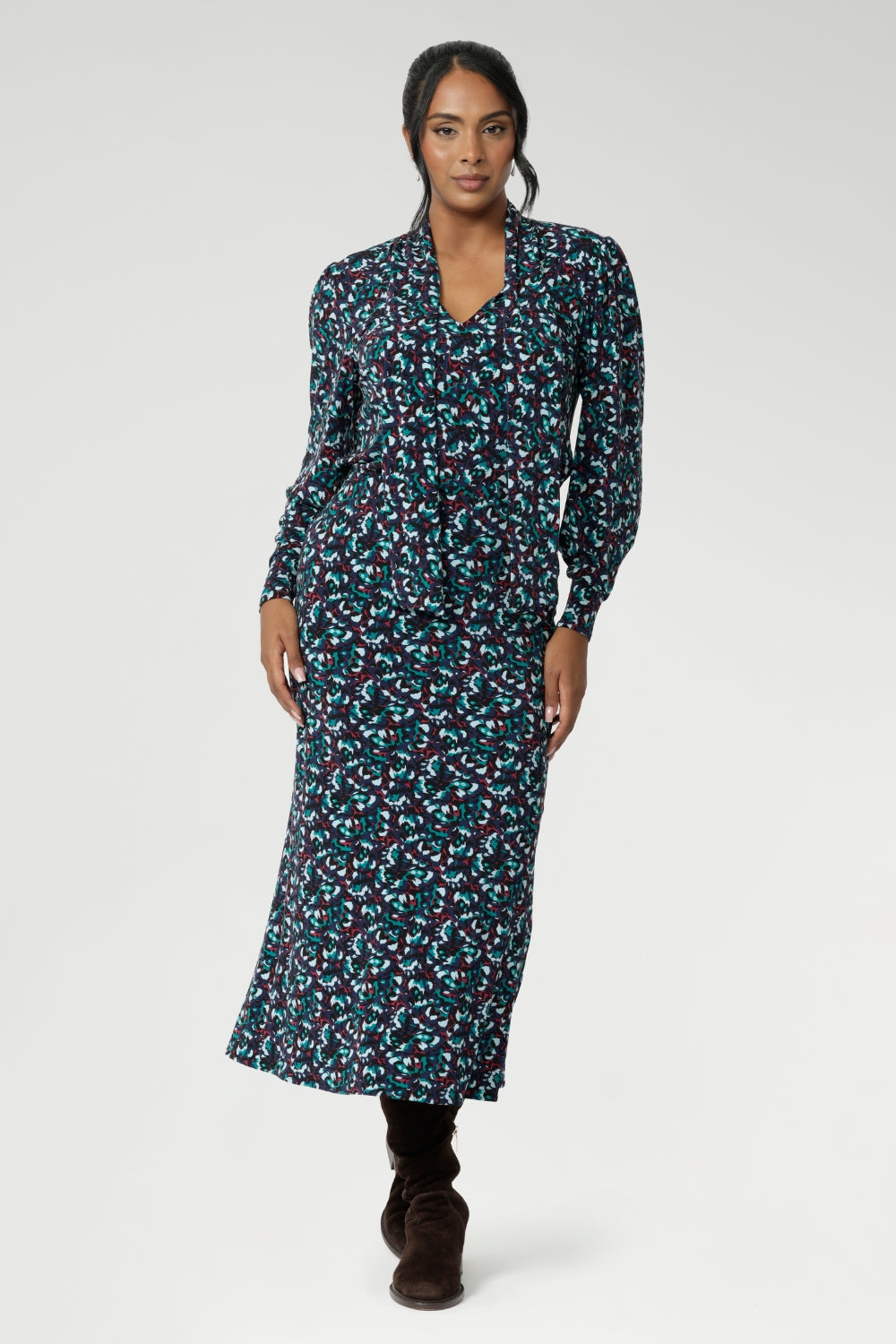 The A-line silhouette gives it just the right amount of flow, with no lining or pockets to interrupt its clean lines. Made in Australia for women across Australia and New Zealand in sizes 8 to 24. Over 30's woman wears her printed Asher with Neck Tie Top.