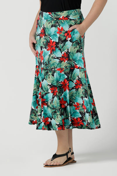 Close up of a size 12 woman wears Maxi Skirt in Havana print. The Berit Maxi skirt features a tier, a waistband and side pockets. Perfect for a weekend away or holiday capsule wardrobe. Made in Australia for women size 8 - 24.