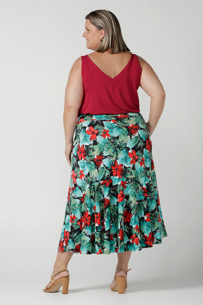 Back view of a size 18 curvy woman wears a Maxi Skirt in Havana print. Styled back with a red Kai cami top. The Berit Maxi skirt features a tier, a waistband and side pockets. Perfect for a weekend away or holiday capsule wardrobe. Made in Australia for women size 8 - 24.
