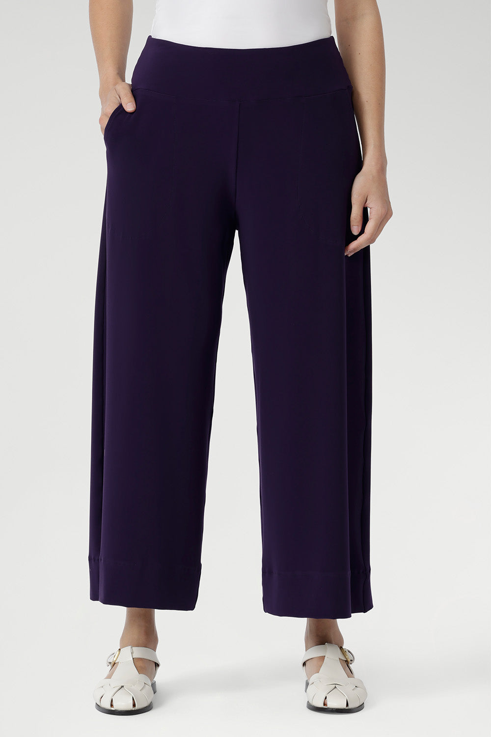 The Bradley Culotte in Purple is a pant that unites all heights. Pair back with our Sandro Jacardi for a comfortable soft suiting combination.
