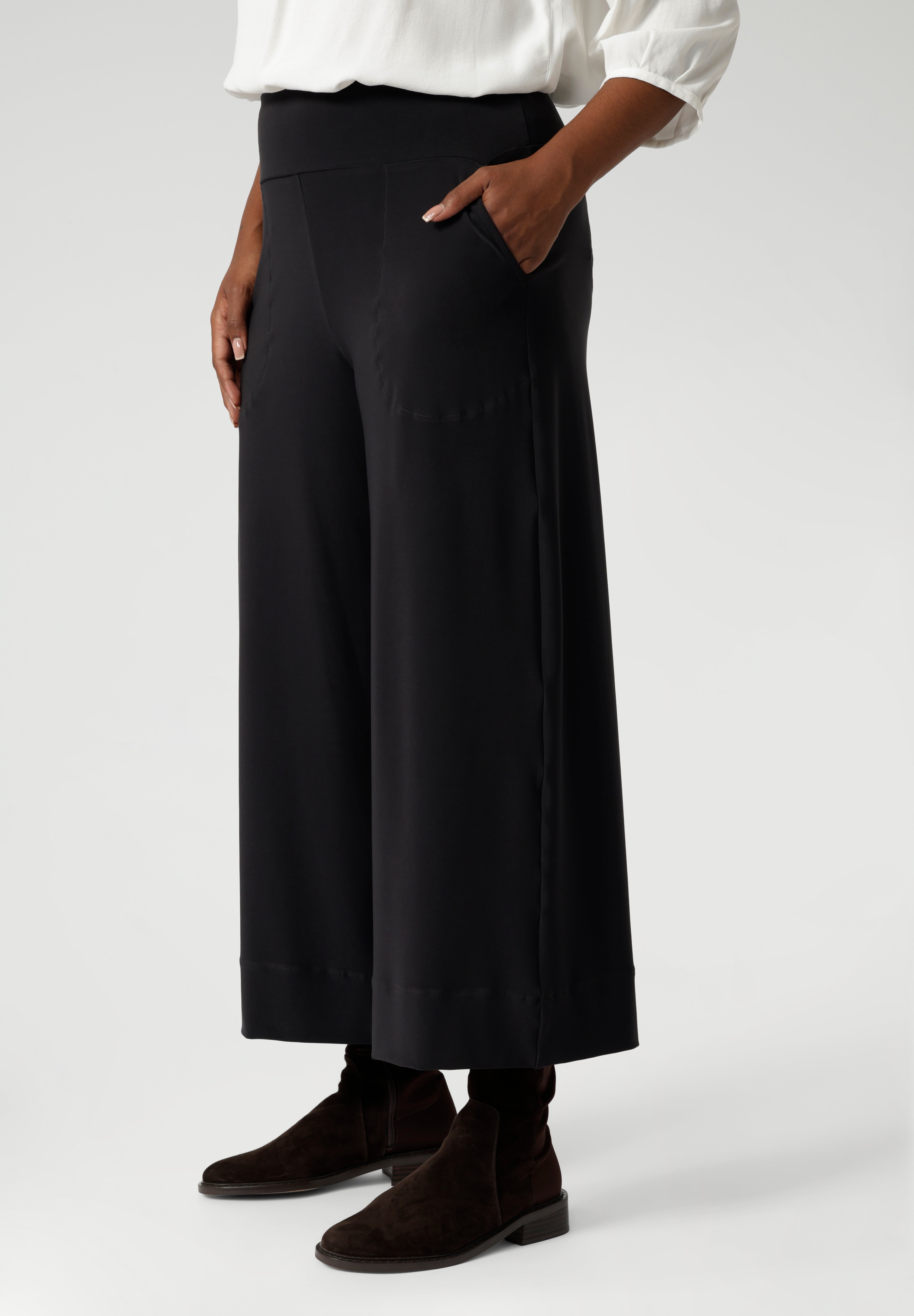 Designed to flatter all body types, the Bradley Culotte is the perfect option for women of all heights, ensuring a stylish and tailored fit. The side pockets with topstitching detail add an extra touch of refinement, while the extra-wide culotte legs bring a modern, fashion-forward look to your office attire