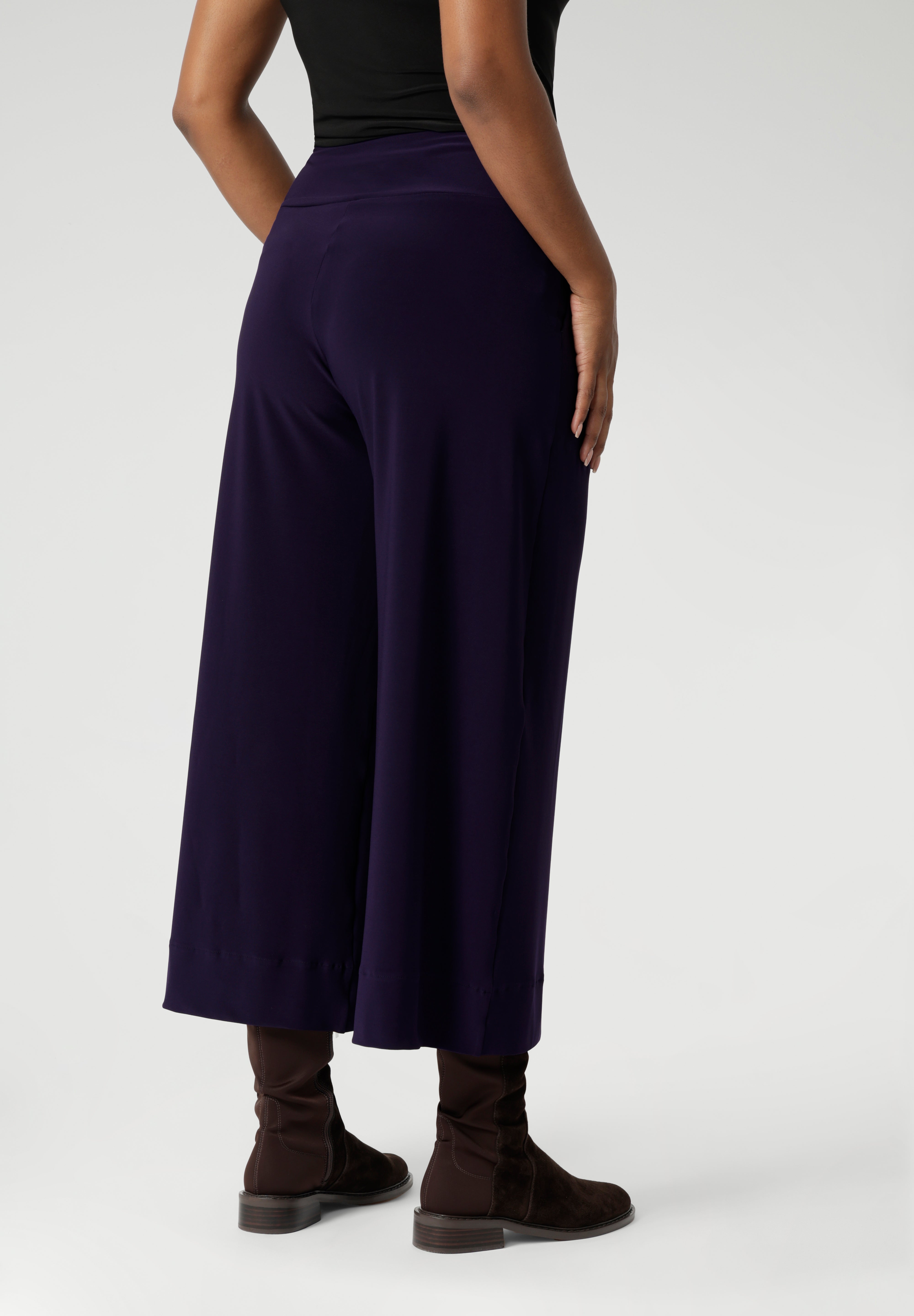 Designed to unite all heights, the Bradley Culotte offers versatility, combining chic sophistication with effortless wearability. Pull-on pants come in 2 lengths and in sizes 8 to 24.