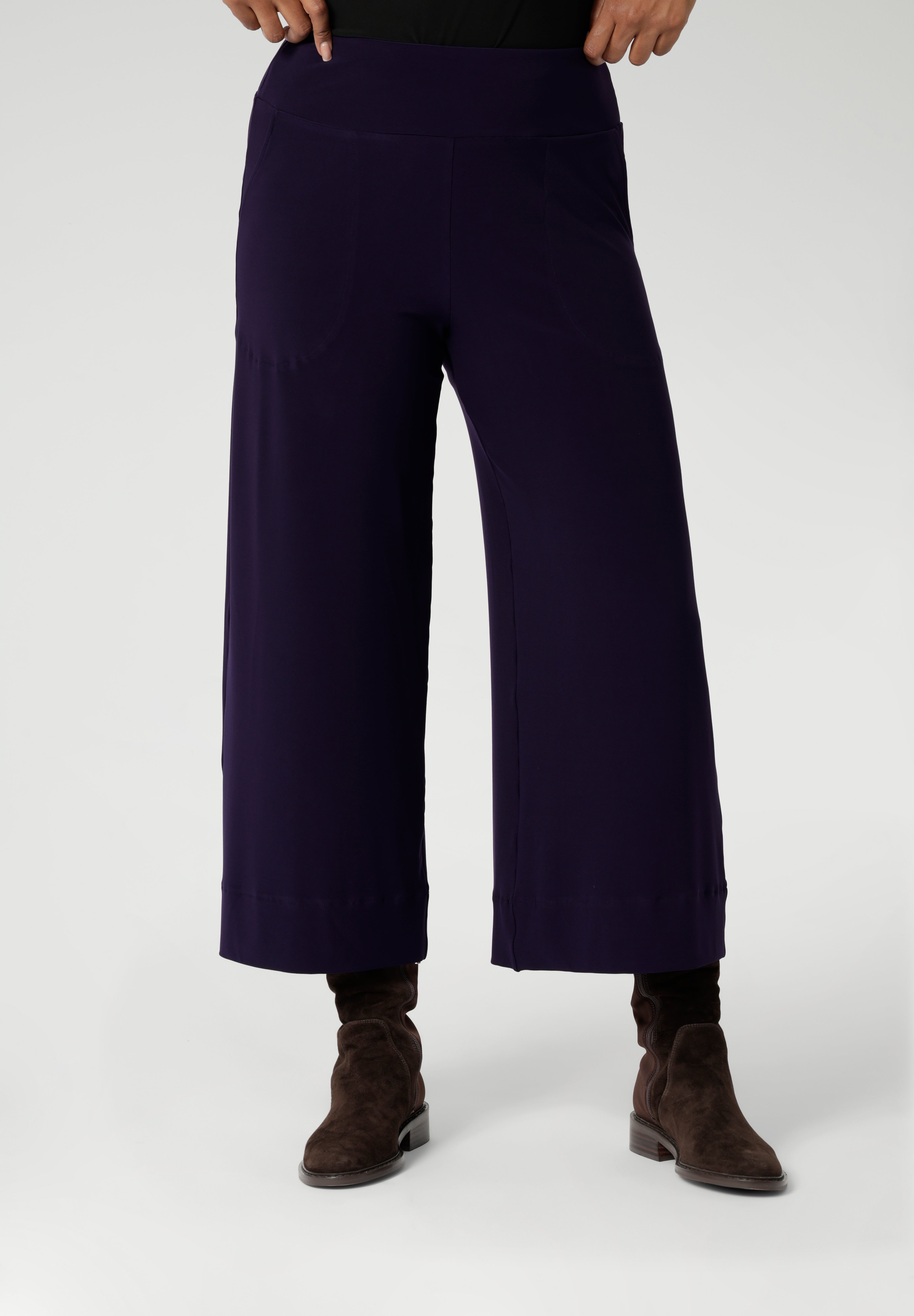 The side pockets with topstitching detail add a subtle touch of refinement and practicality. The extra-wide culotte legs create a bold yet professional silhouette, while the cropped length gives a modern, on-trend look. The deep hem adds durability and structure to the pants, ensuring they maintain their sleek appearance throughout the day.