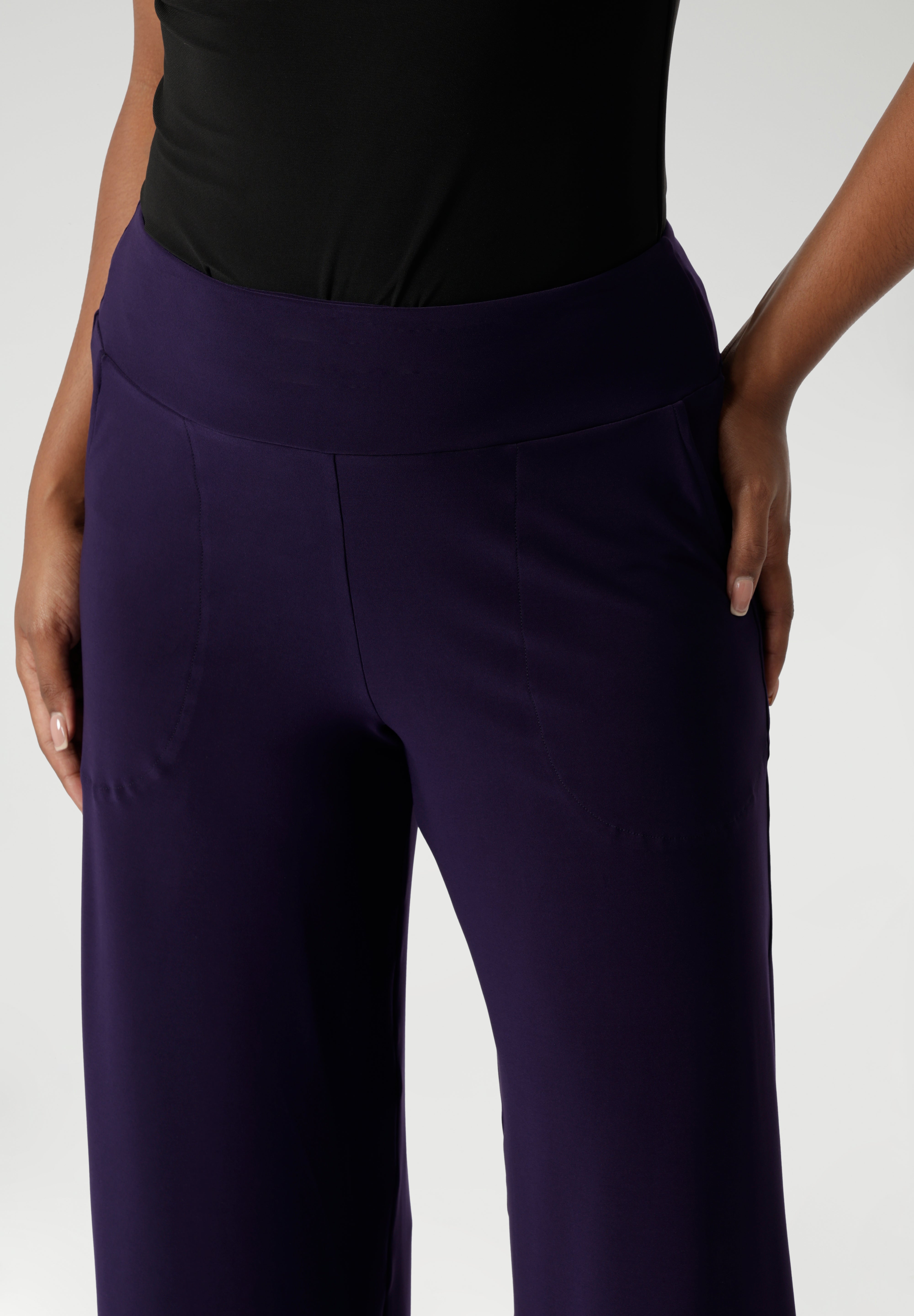 The side pockets with topstitching detail add a subtle touch of refinement and practicality. The extra-wide culotte legs create a bold yet professional silhouette, while the cropped length gives a modern, on-trend look. The deep hem adds durability and structure to the pants, ensuring they maintain their sleek appearance throughout the day.