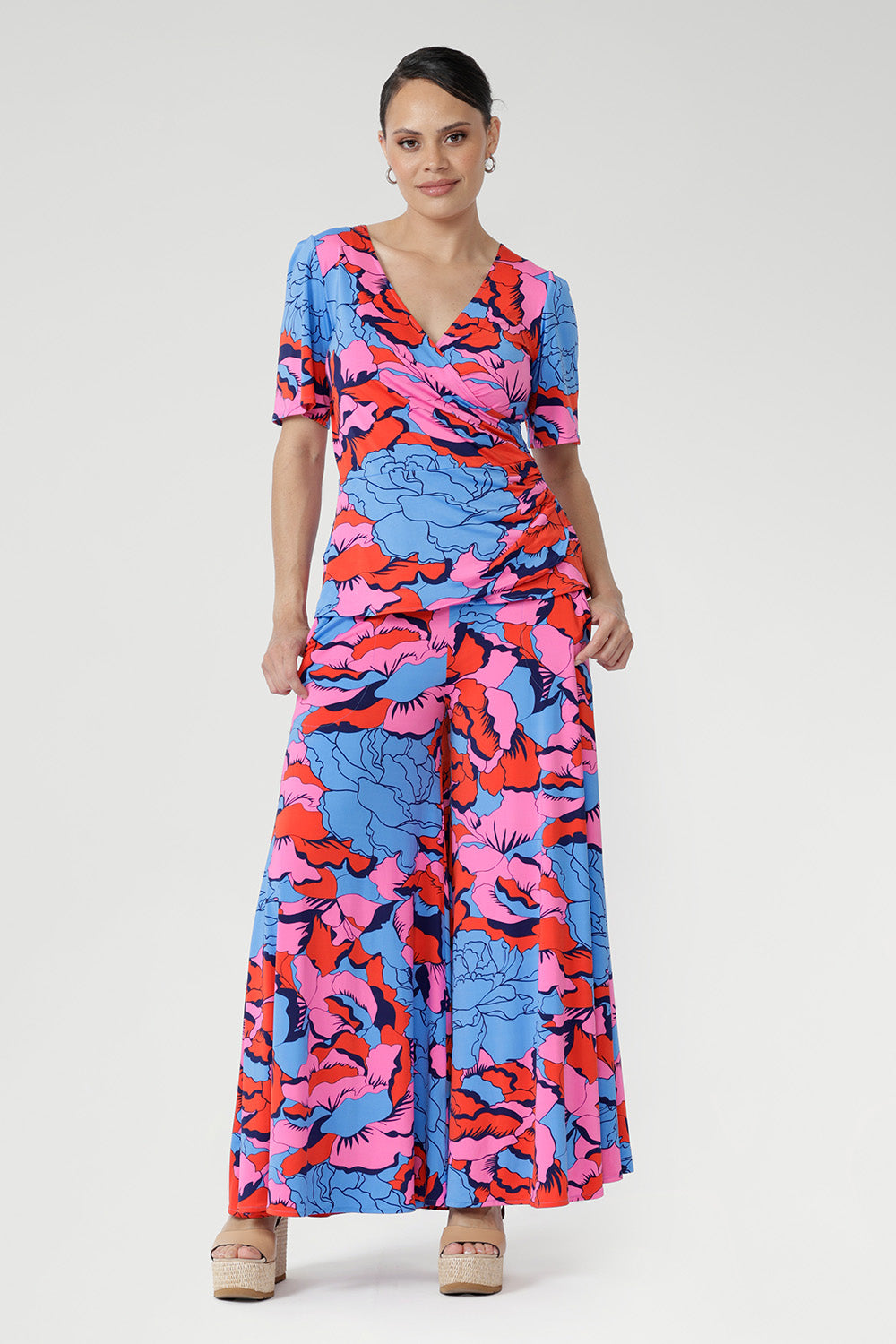 Party-ready and effortlessly chic, the Caspian Palazzo Pants feature a flattering wide-leg silhouette, double-layer waistband, and practical side pockets. Crafted in a bold, beautiful print that’s perfect for summer events. Proudly Australian made and available in sizes 8–24.