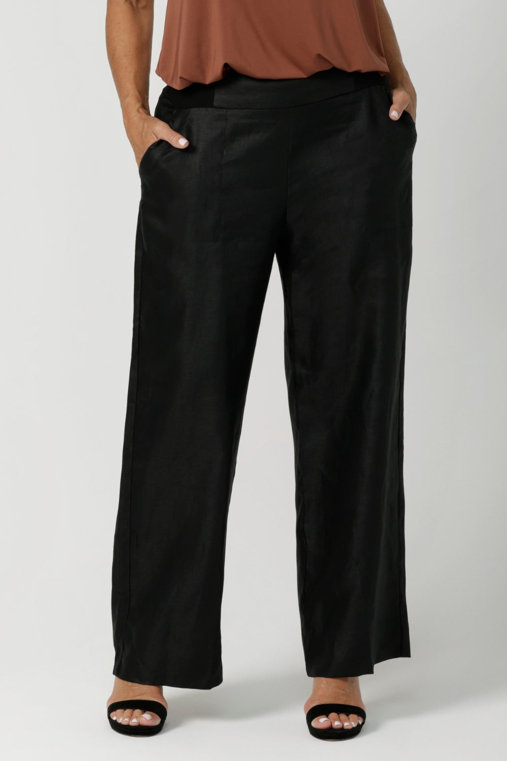 These women’s linen pants from Leina & Fleur offer a perfect blend of comfort, style, and practicality. Designed in a pull-on, mid-rise style, they feature a smooth, flat front with a soft bamboo jersey waistband at the back, adding an extra layer of comfort and flexibility. 