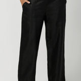 These women’s linen pants from Leina & Fleur offer a perfect blend of comfort, style, and practicality. Designed in a pull-on, mid-rise style, they feature a smooth, flat front with a soft bamboo jersey waistband at the back, adding an extra layer of comfort and flexibility. 