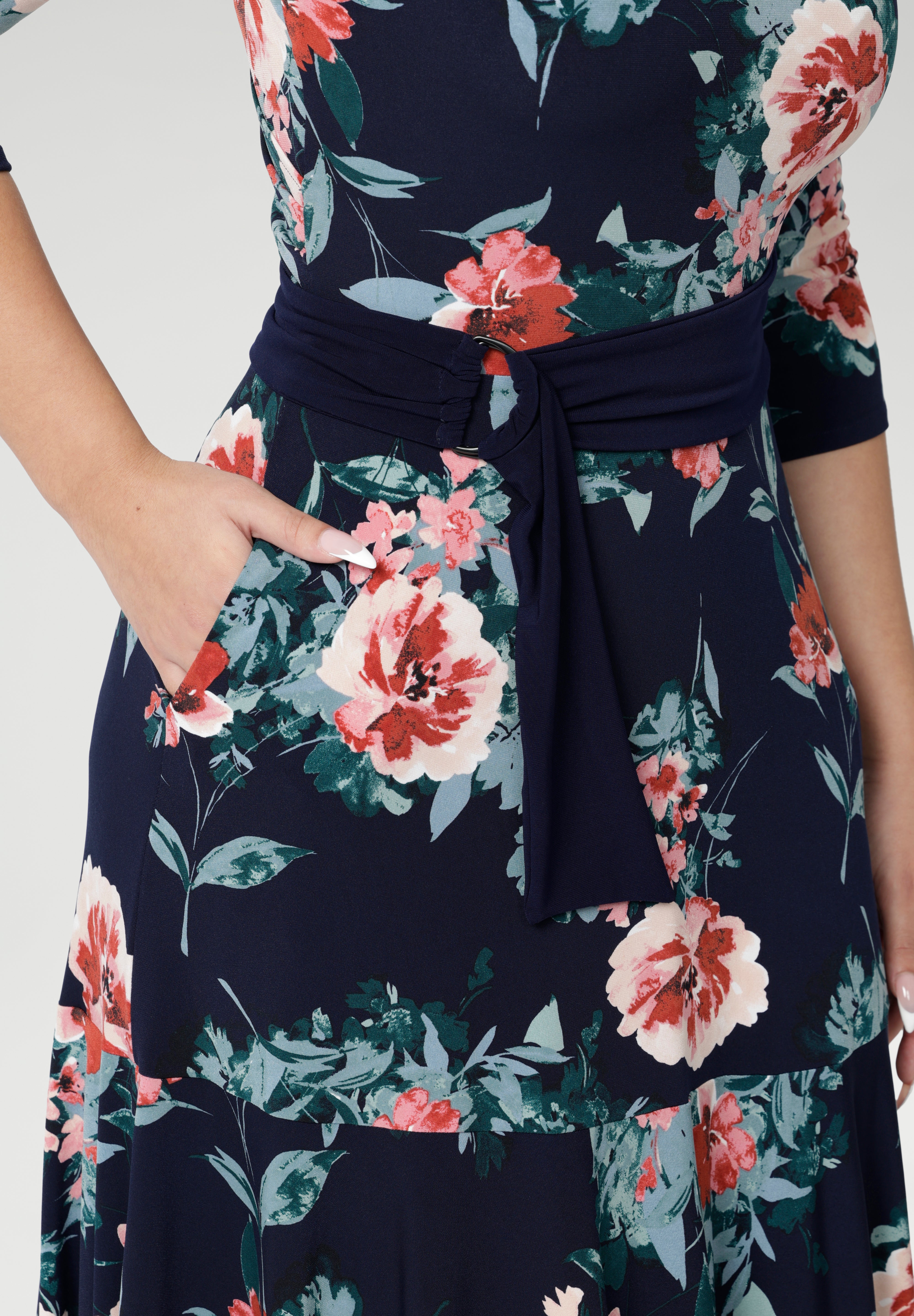 Designed and made in Australia, it’s the essential finishing touch for those seeking elevated, functional fashion that fits and flatters all day long. Navy D-Ring belt seen over Bettina Reversible Dress tying in the colours and print. 
