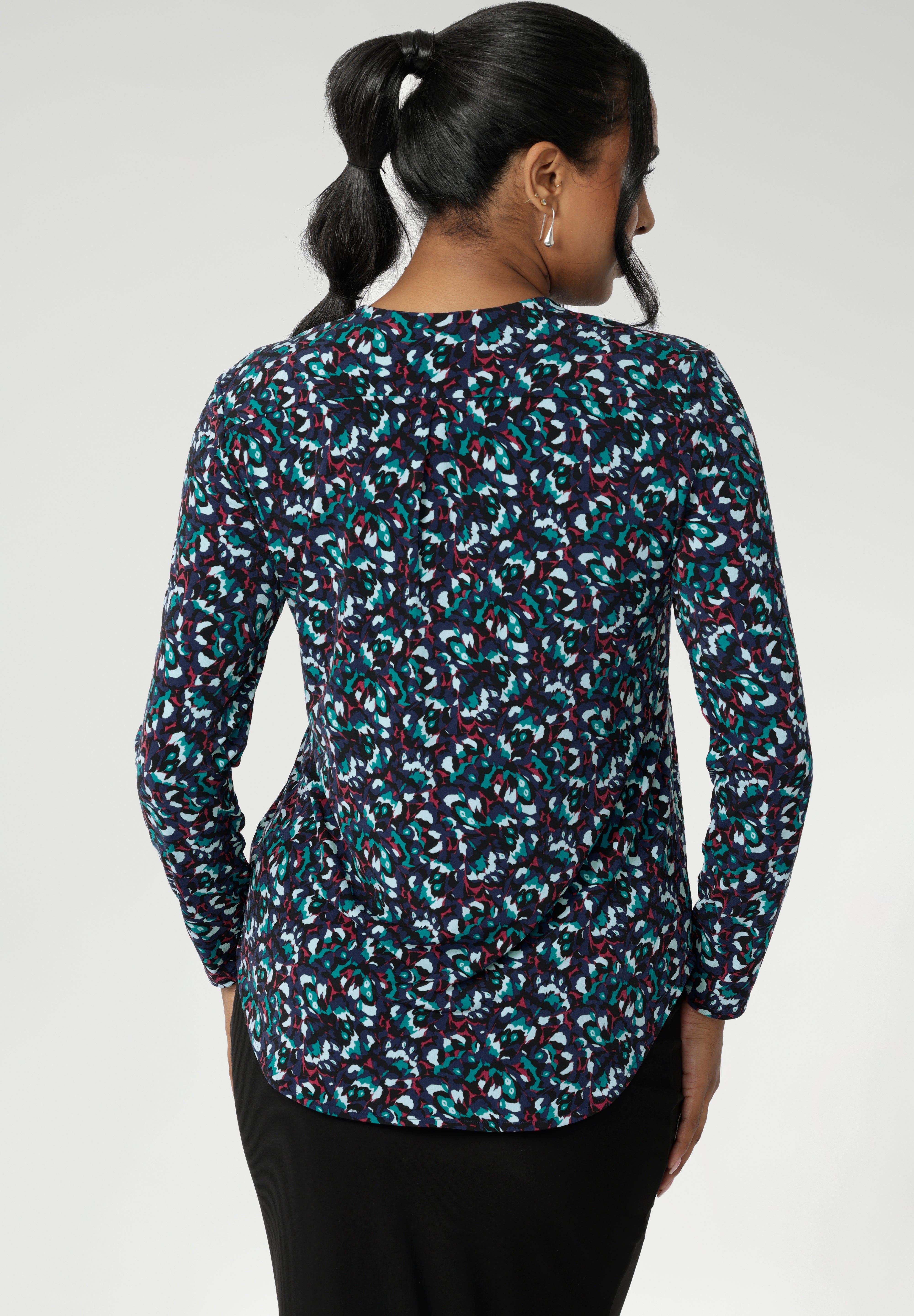 The Dakota jersey collection is a celebration of comfort, colour, and easy elegance—designed for everyday wear and perfect for layering through the cooler seasons. With a relaxed yet refined shape, each piece in the collection is cut from soft jersey fabric that moves with you, offering effortless style from morning to evening.