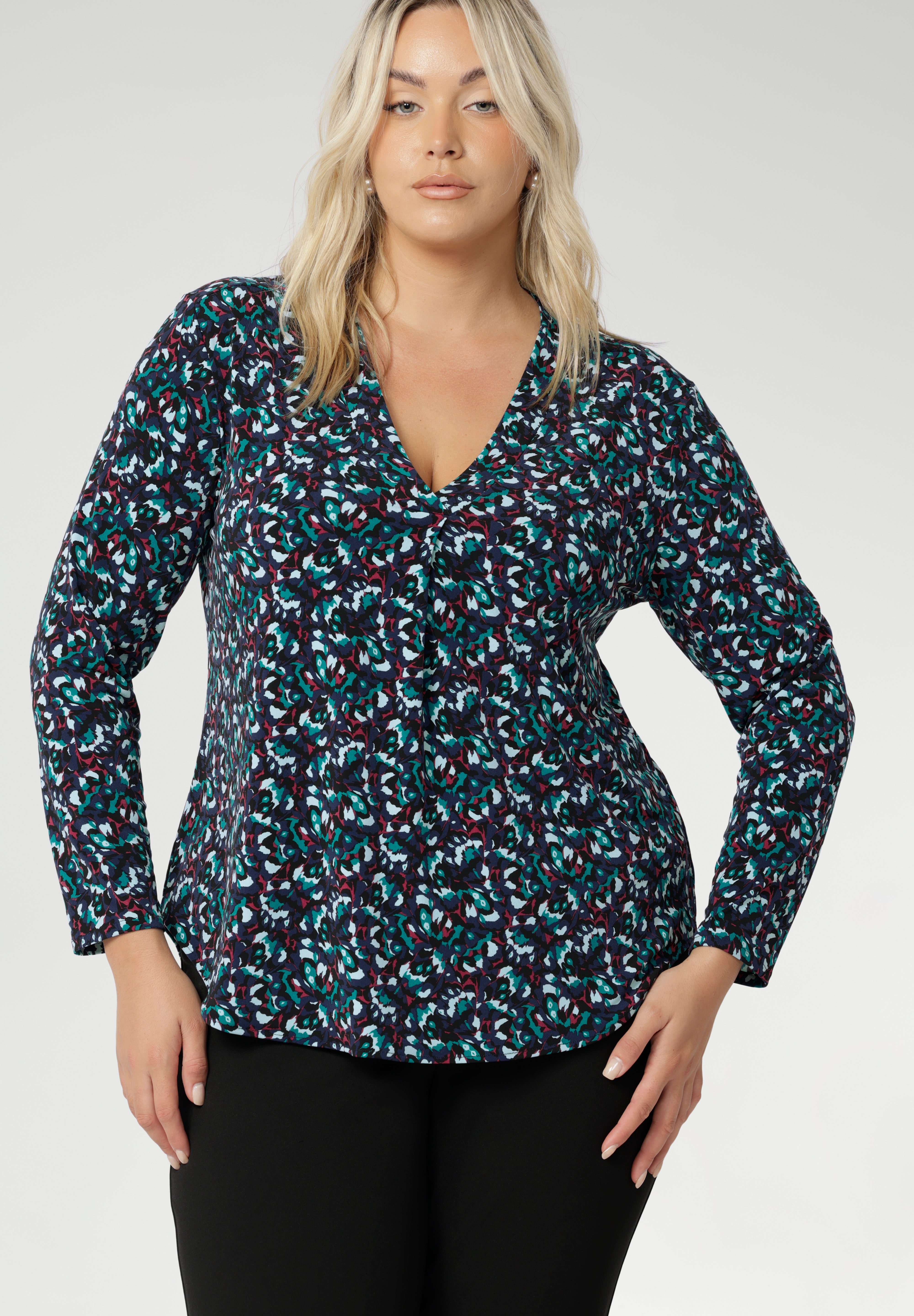 The Dakota jersey collection is a celebration of comfort, colour, and easy elegance, designed for everyday wear and perfect for layering through the cooler seasons. With a relaxed yet refined shape, each piece in the collection is cut from soft jersey fabric that moves with you, offering effortless style from morning to evening. In the vibrant Peacock print, this range comes alive with rich, eye-catching hues of blue, mint, and berry—bringing energy and warmth to grey winter days.
