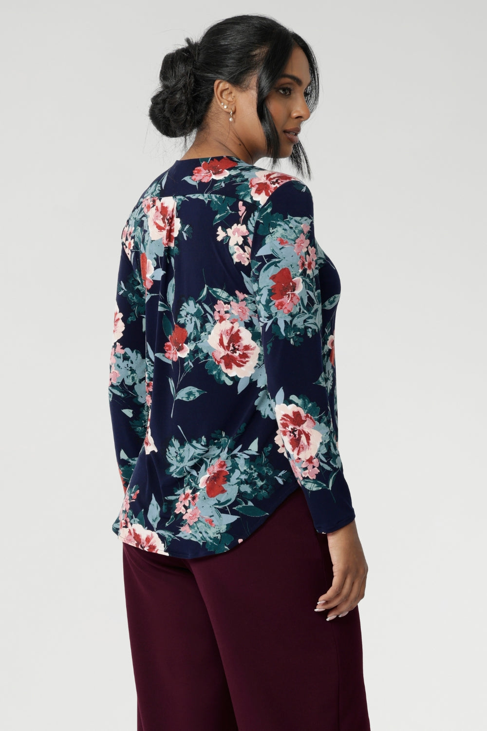 Thoughtful design details such as a shoulder yoke with a centre-back tuck and full-length sleeves provide structure and style. The curved shirt-tail hemline offers a gentle, flowing finish, making this floral top ideal for wearing loose or tucked in.
