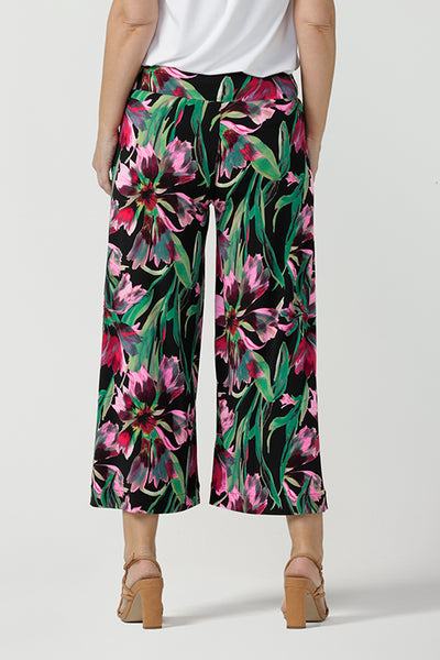 Back view of a size 10, 40 plus woman wearing printed jersey, wide leg pants for spring/summer 23. Pull-on pants with a deep waistband, the cropped, culotte legs make great summer pants that work for petite heights as well as taller women. Shop pants online in sizes 8 to 24.