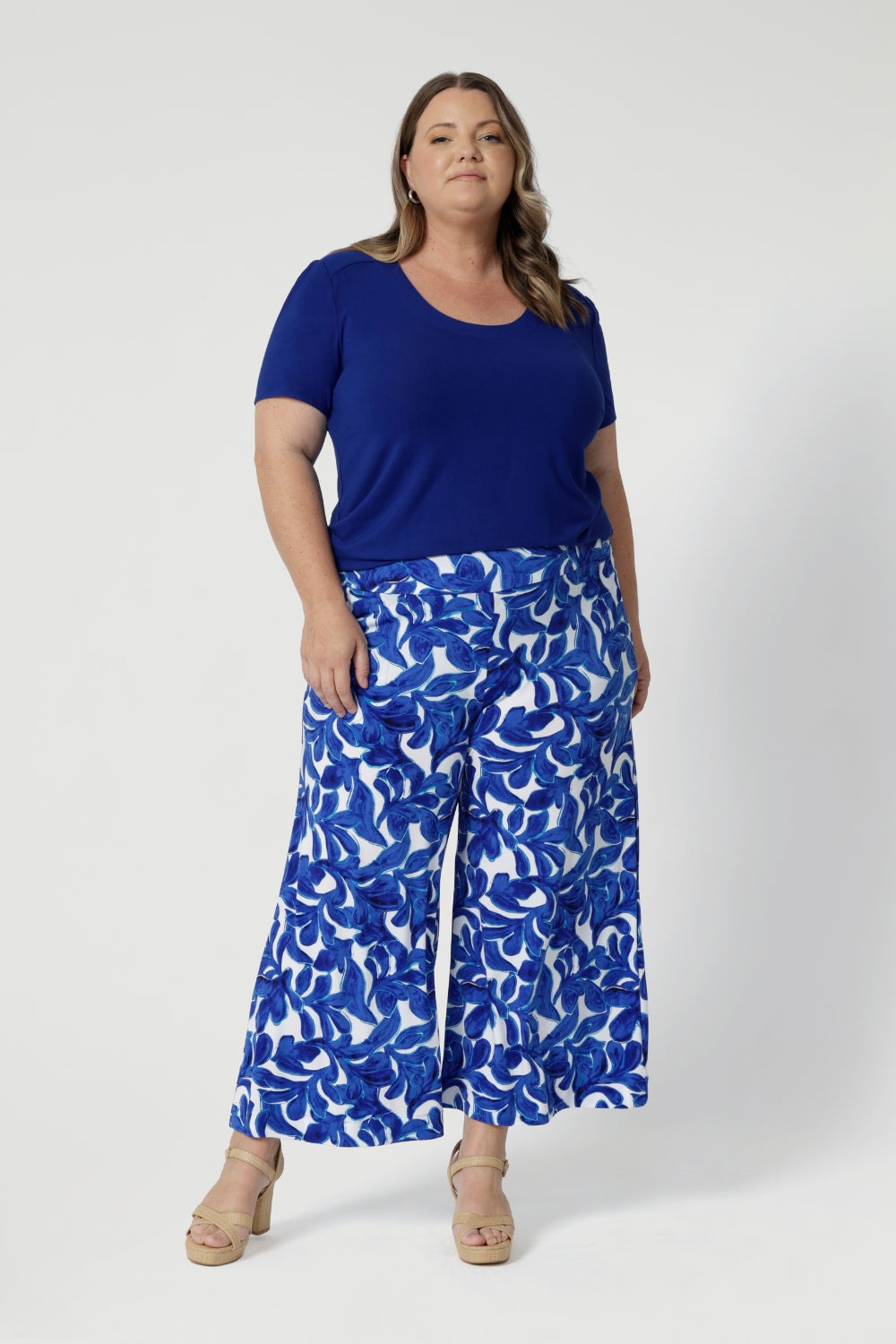 Plus sized model wears wide-leg cut pants for a relaxed, flattering fit.  Easy care pants provide stretch appeal that offers added comfort and flexibility for all-day wear. Leina & Fleur proudly stock sizes 8-24. These Australian made culottes are ideal for warm weather, keeping you cool and dry with their breathable fabric.