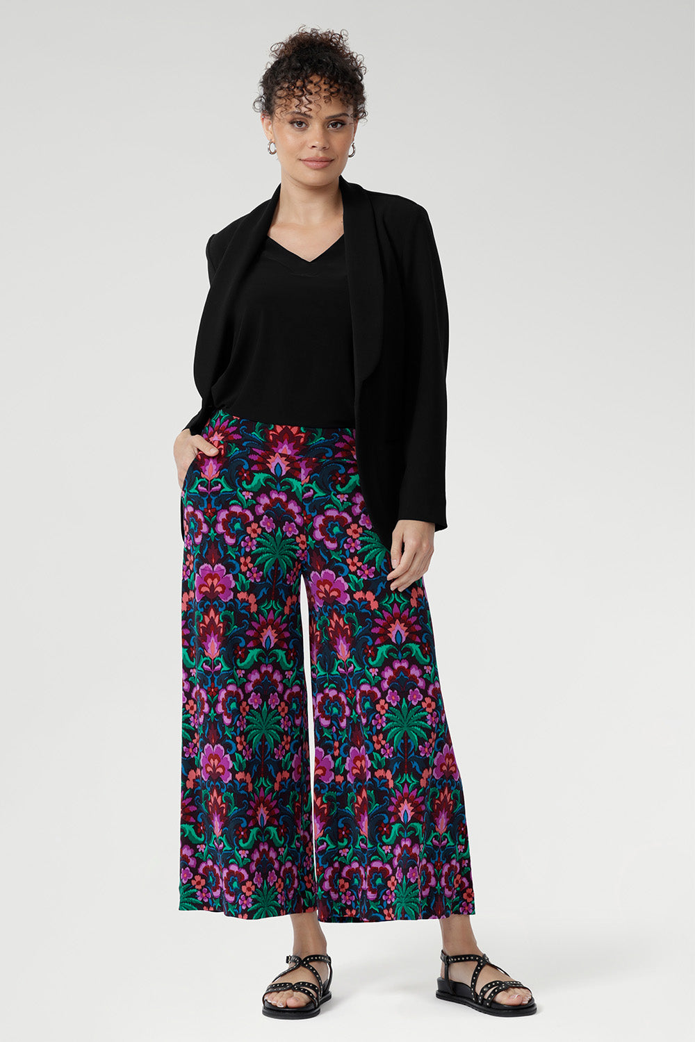 The pull-on style with a double-layer waistband ensures a smooth, flattering fit, while functional side pockets with visible stitching add a touch of detail and practicality. Finished with deep hemlines and a cropped length, the Dany Culotte moves easily from day to night and suits a range of occasions.