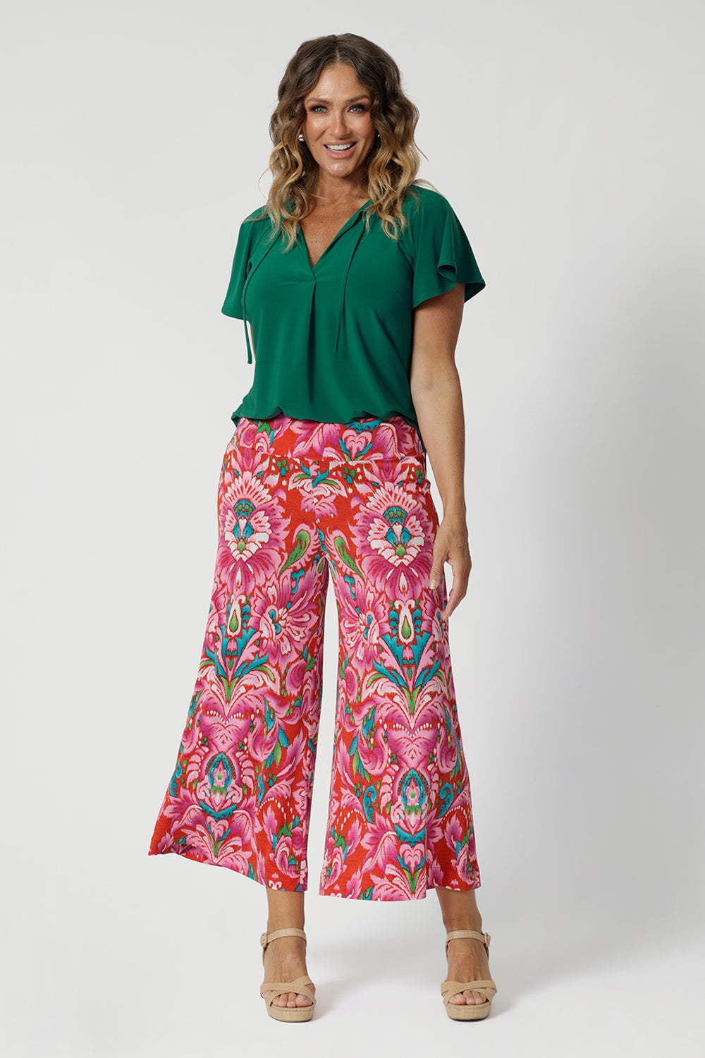 Cropped pants can easily be dressed up or down, pair them with a chic blouse for an elegant evening out, or throw on a simple tee for a relaxed daytime look. With their flattering cropped length, these pants are available in two lengths to suit different heights and styles. The easygoing fit is both modern and laid-back, while the abstract print adds a contemporary flair that’s perfect for embracing the carefree spirit of summer. 