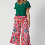 Cropped pants can easily be dressed up or down, pair them with a chic blouse for an elegant evening out, or throw on a simple tee for a relaxed daytime look. With their flattering cropped length, these pants are available in two lengths to suit different heights and styles. The easygoing fit is both modern and laid-back, while the abstract print adds a contemporary flair that’s perfect for embracing the carefree spirit of summer. 