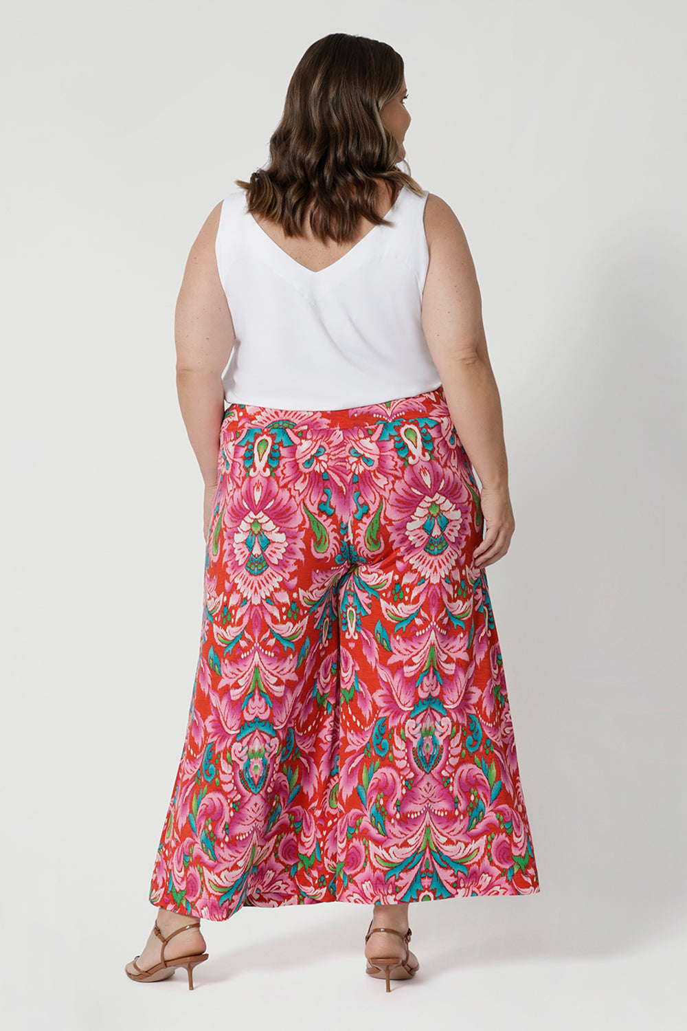 Printed pants worn by sizes 18 woman. Crafted with crepe jersey fabric, offering  cool and comfortable qualities. The jersey fabric’s stretch appeal is ideal for everyday comfort and style. Proudly stocked in sizes 8-24 by fashion label Leina & Fleur.