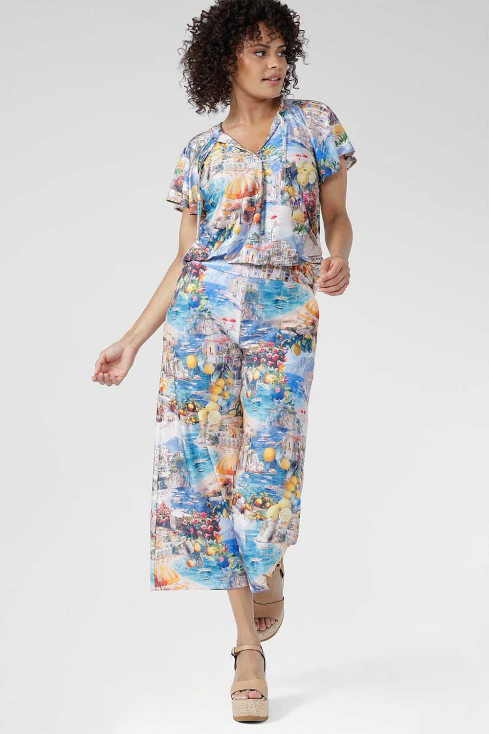 Smooth on the skin with effortless movement, it features a soft pull-on waistband and functional side pockets for elevated comfort, every day. 