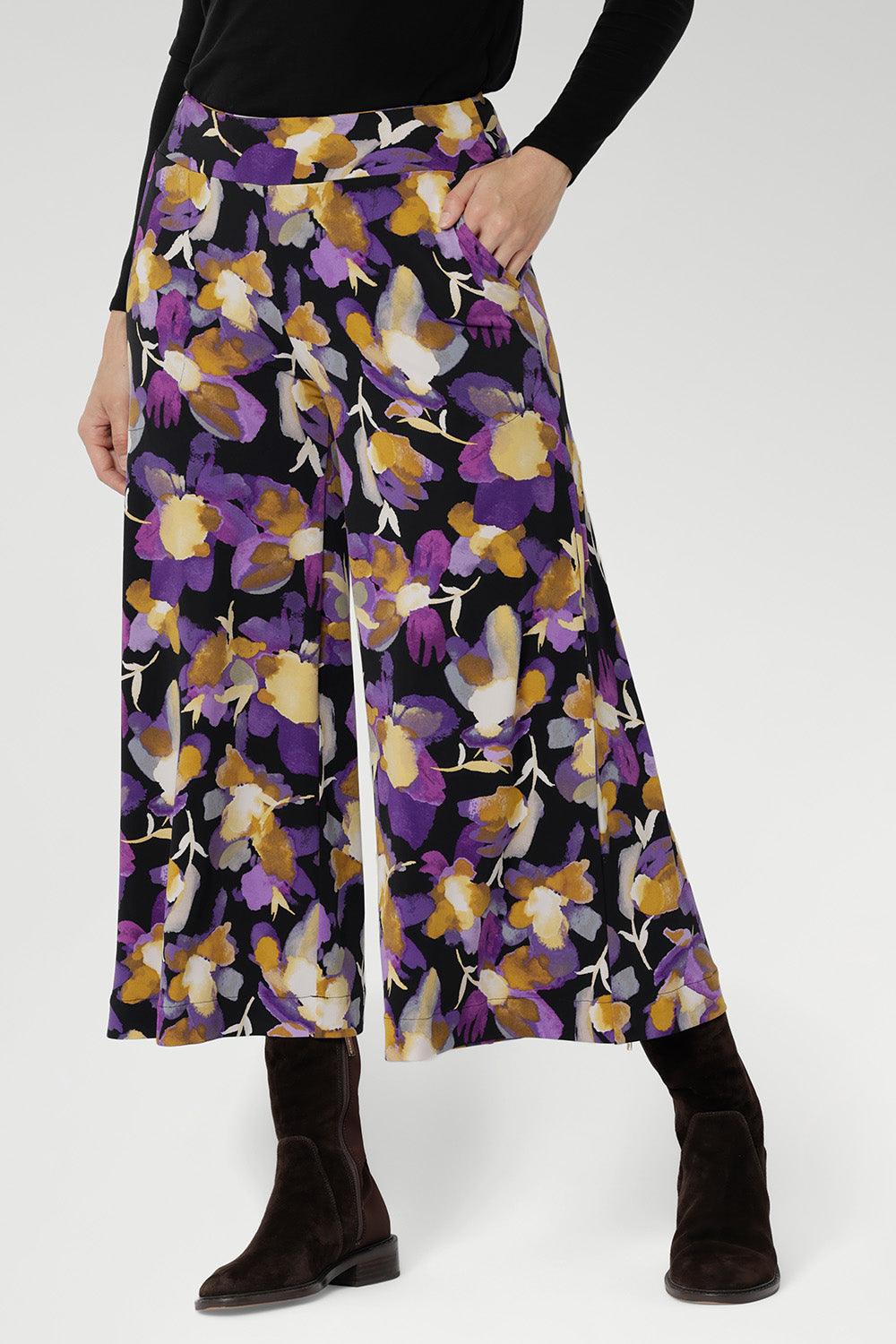 The extra-wide leg creates a flowing silhouette, while the cropped length and deep hemlines add modern flair. Designed with a double-layer pull-on waistband and functional side pockets with chic visible stitching, the Dany Culotte blends fashion and function seamlessly. Proudly designed and made in Australia.
