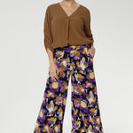 Designed with a double-layer pull-on waistband and functional side pockets with chic visible stitching, the Dany Culotte blends fashion and function seamlessly. Size 10 model wears her culottes with woven blouse tucked in and brown boots. 